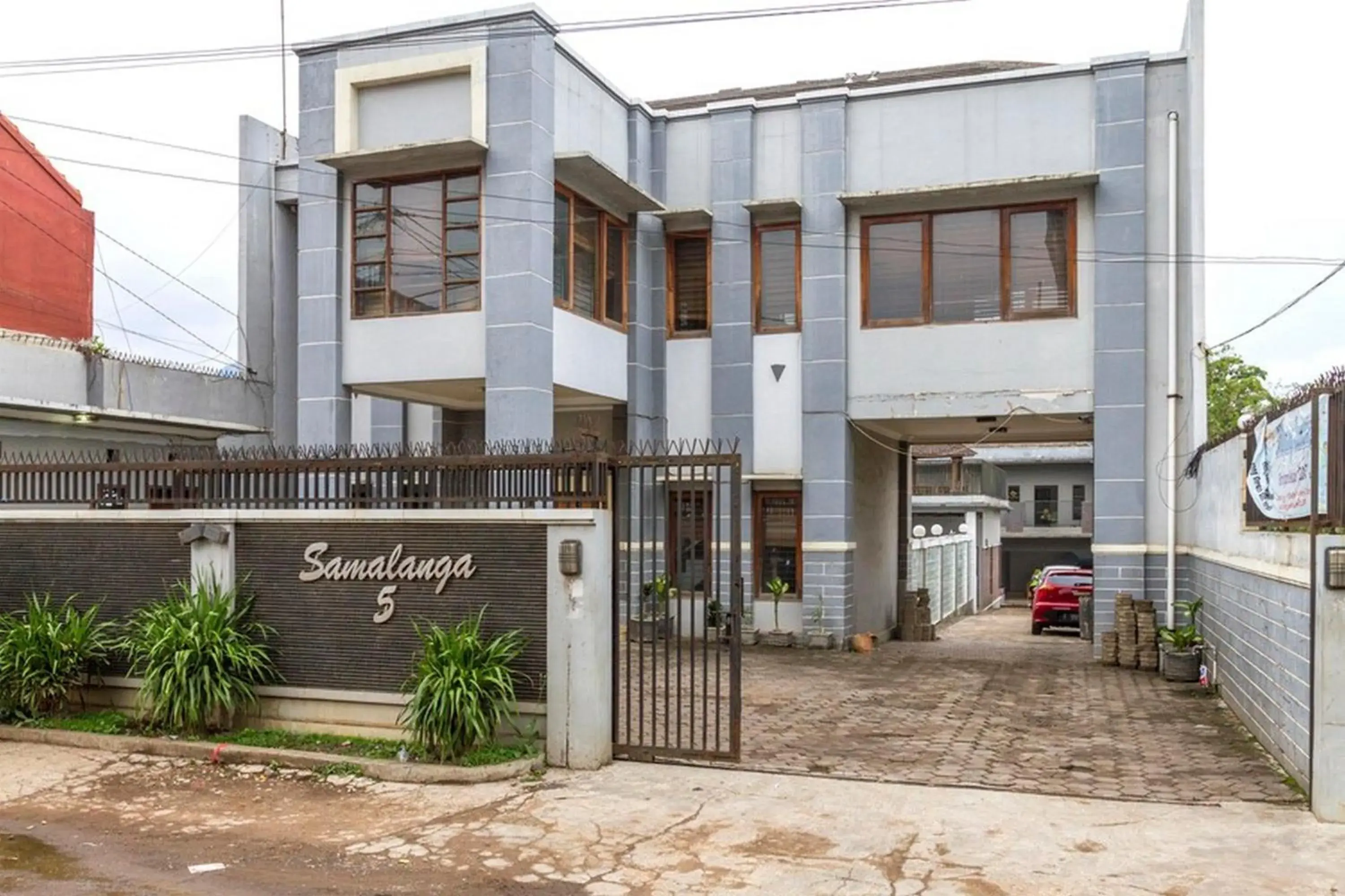 Facade/entrance in RedDoorz near Jatinangor Town Square Facade/entrance in RedDoorz near Jatinangor Town Square