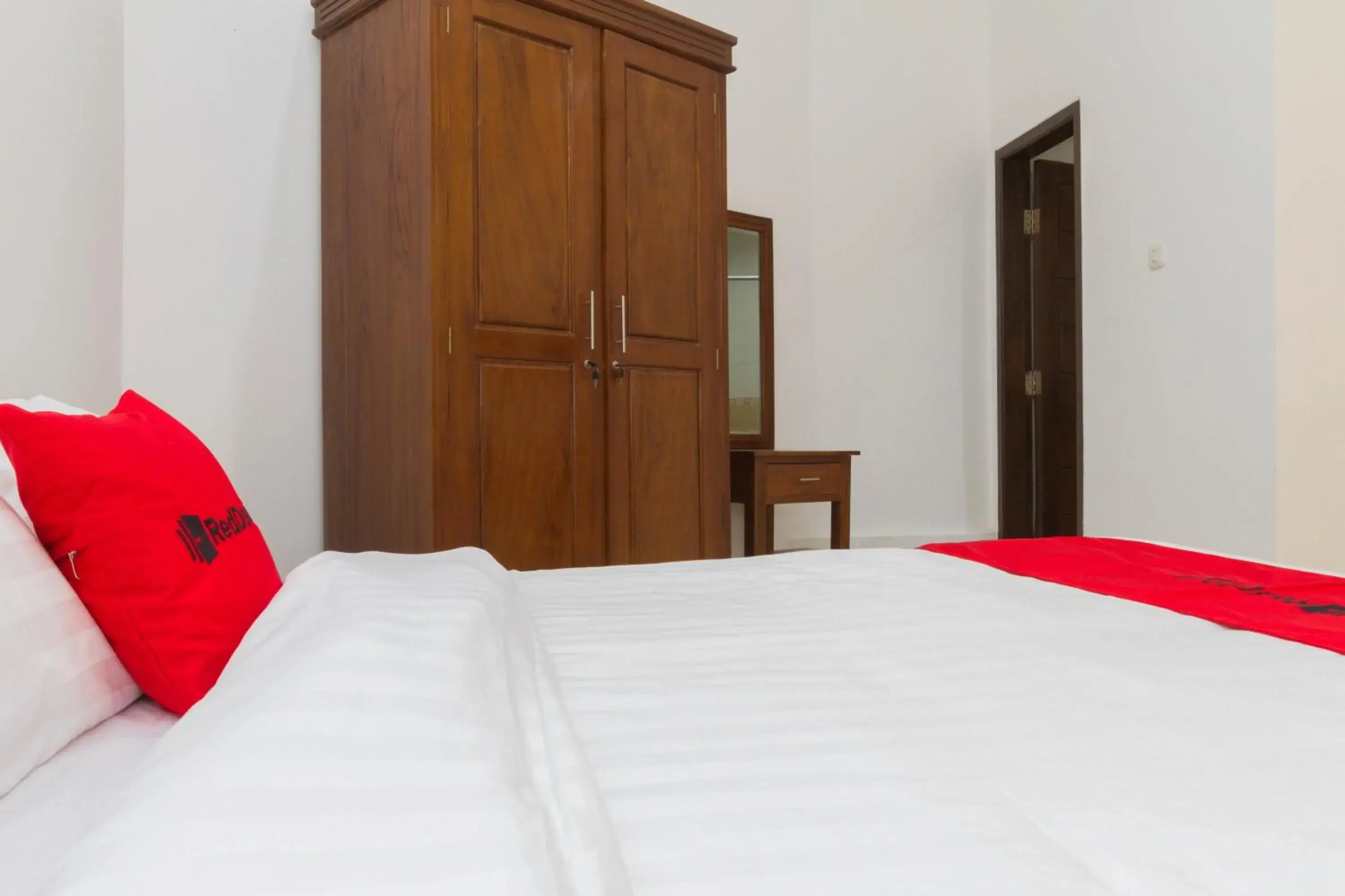 Bedroom, Bed in RedDoorz near Jatinangor Town Square Bedroom, Bed in RedDoorz near Jatinangor Town Square