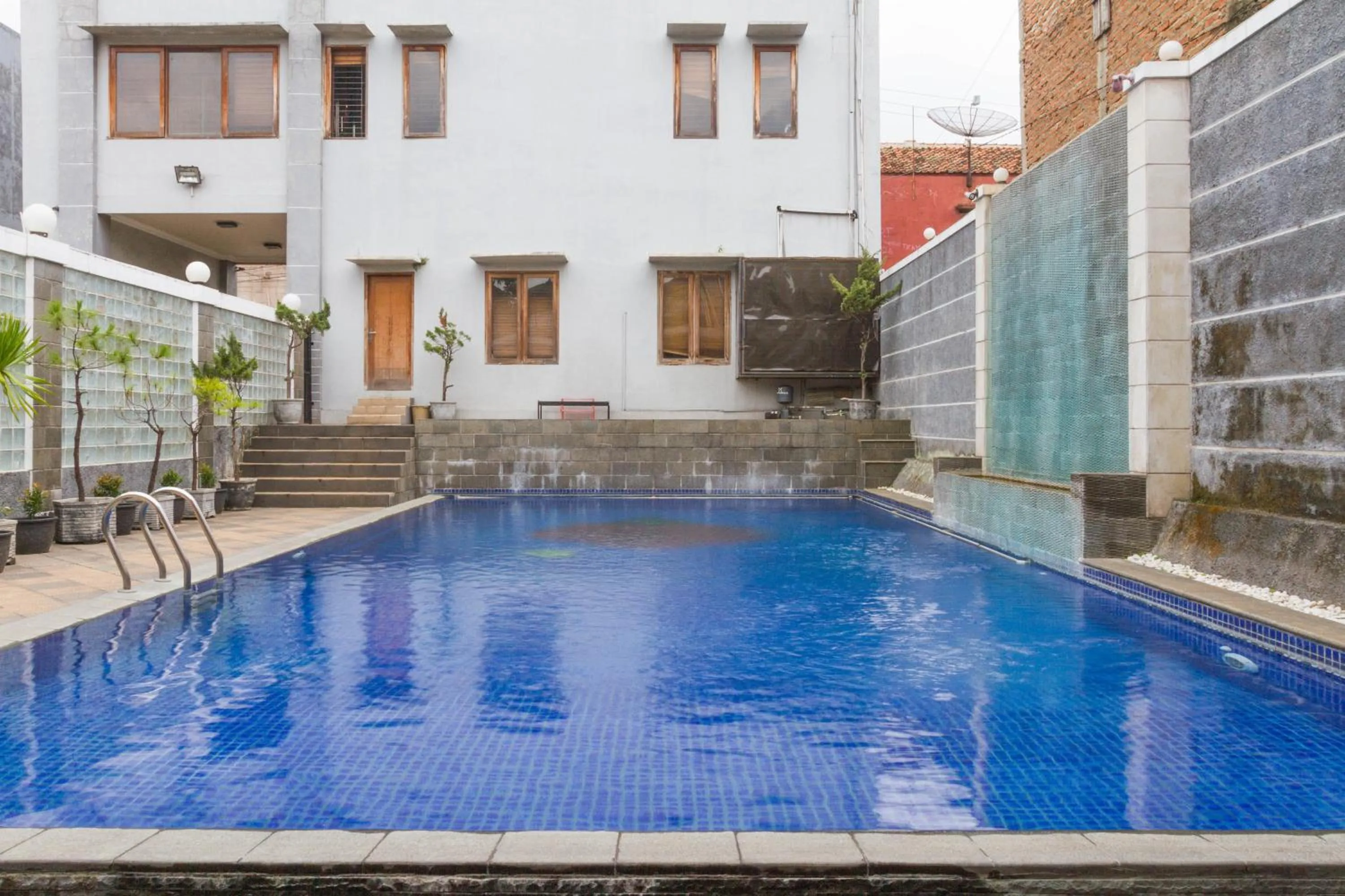 Swimming pool in RedDoorz near Jatinangor Town Square