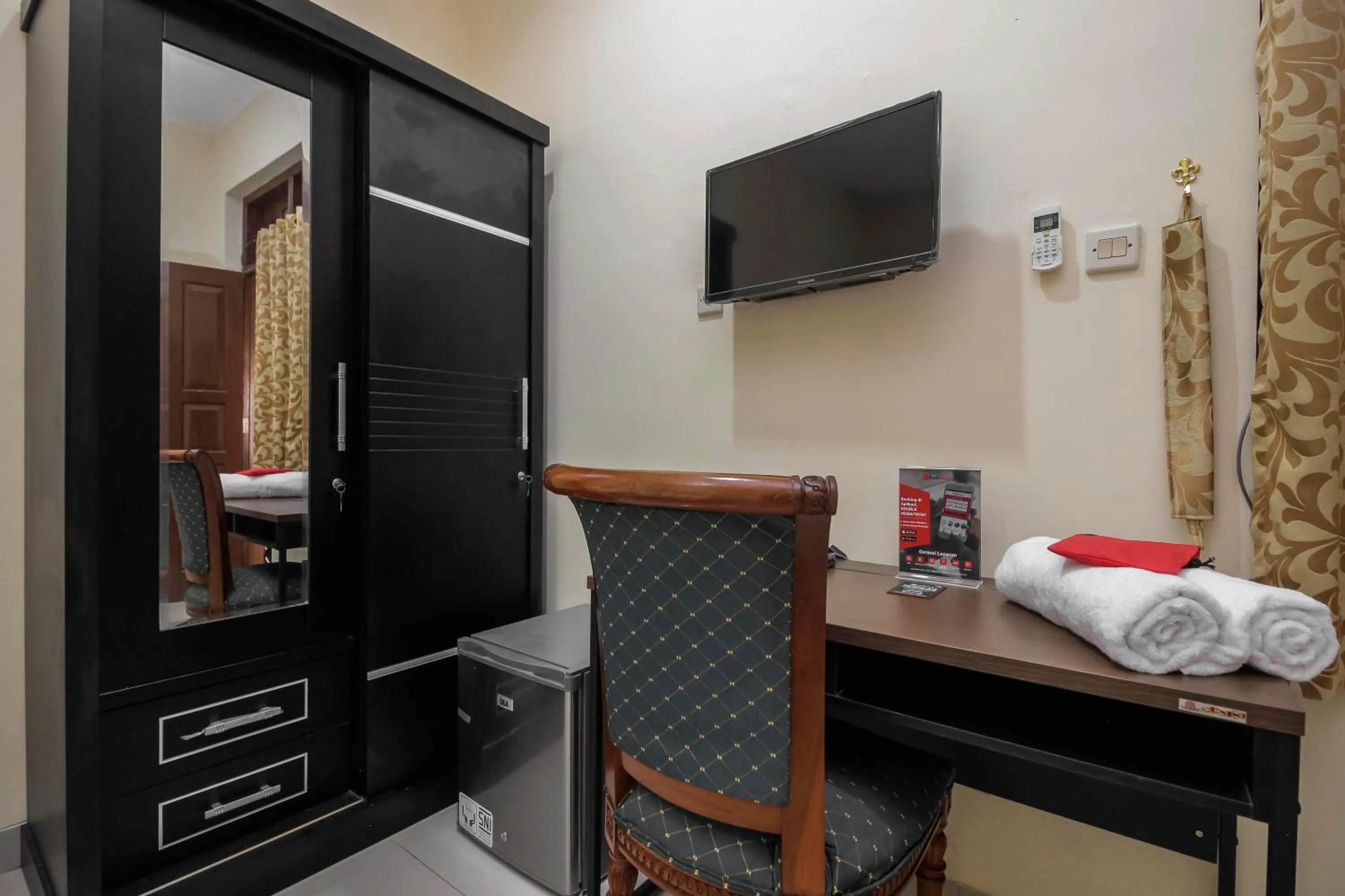 Bedroom, Bed in RedDoorz @ Meruya 2