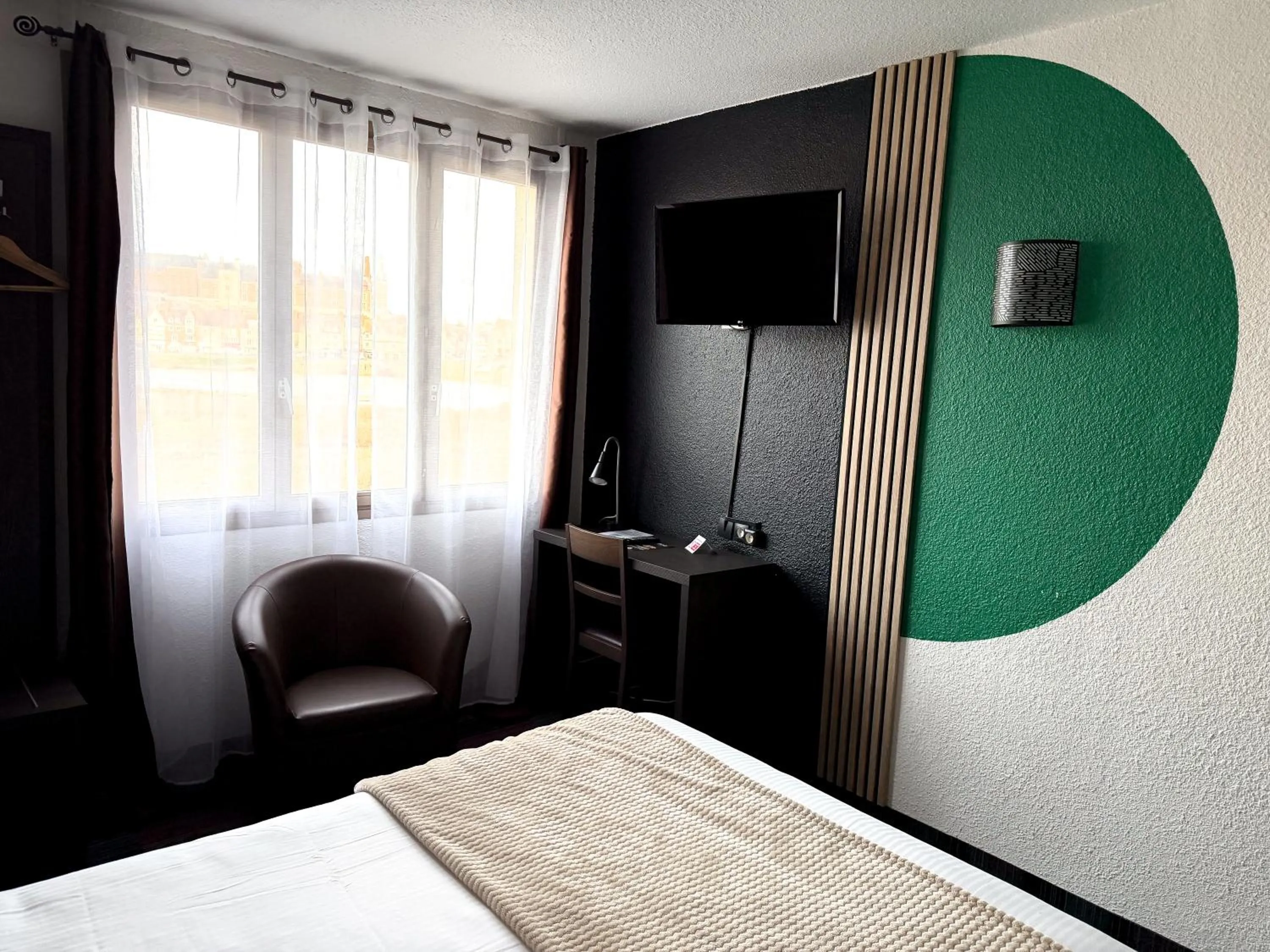 Photo of the whole room, Bed in Brit Hotel Confort Gien