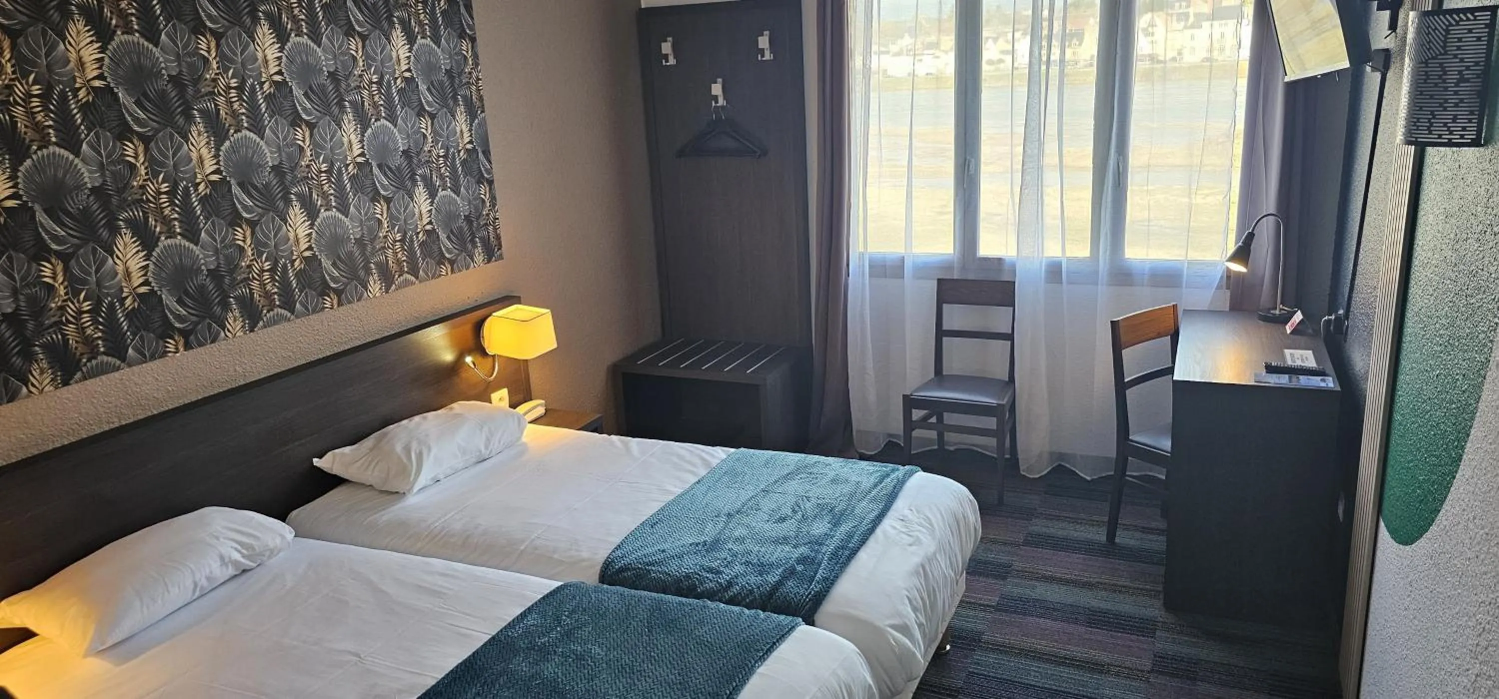 Bed in Brit Hotel Confort Gien