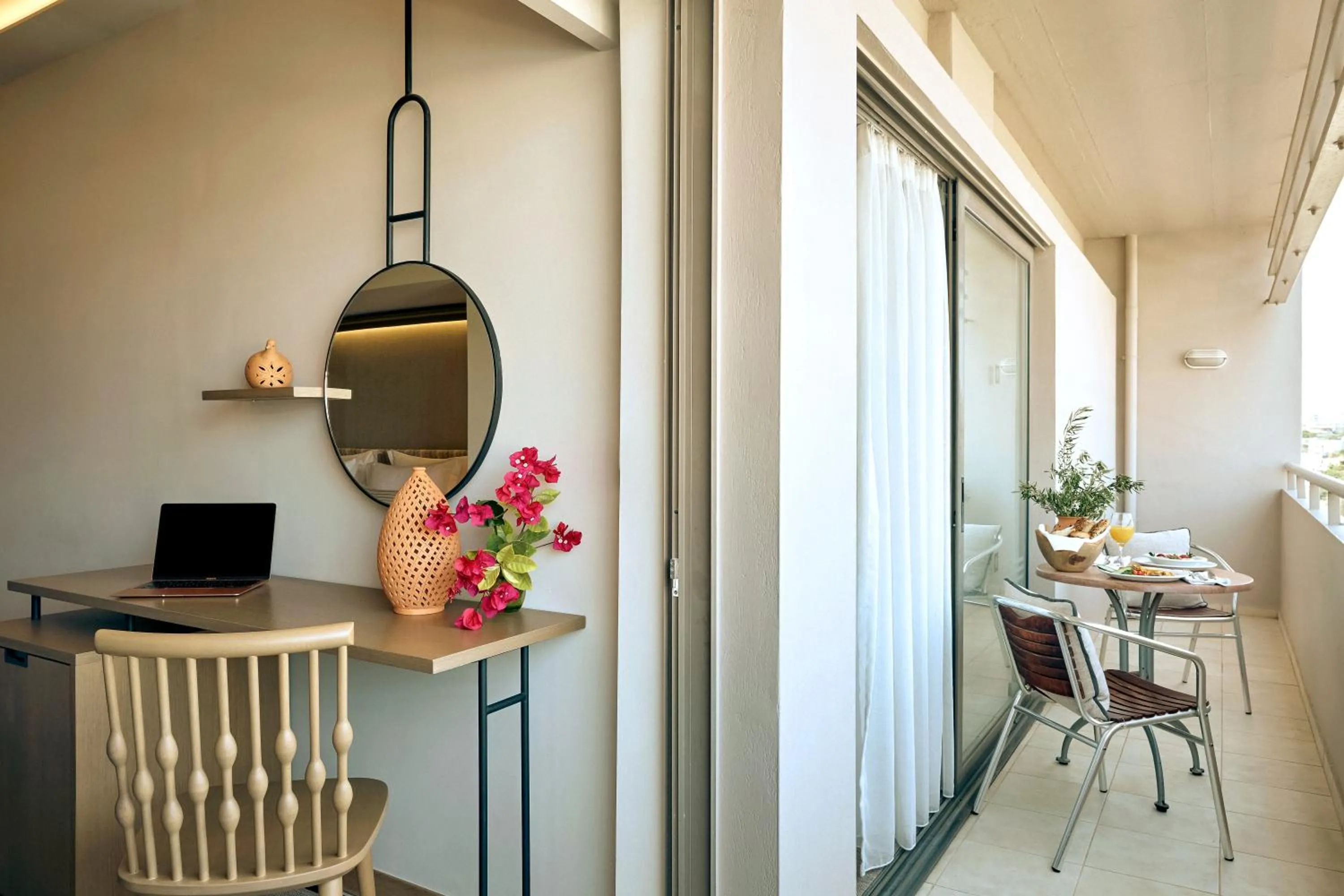 Zeus Eleva Mirabello Bay