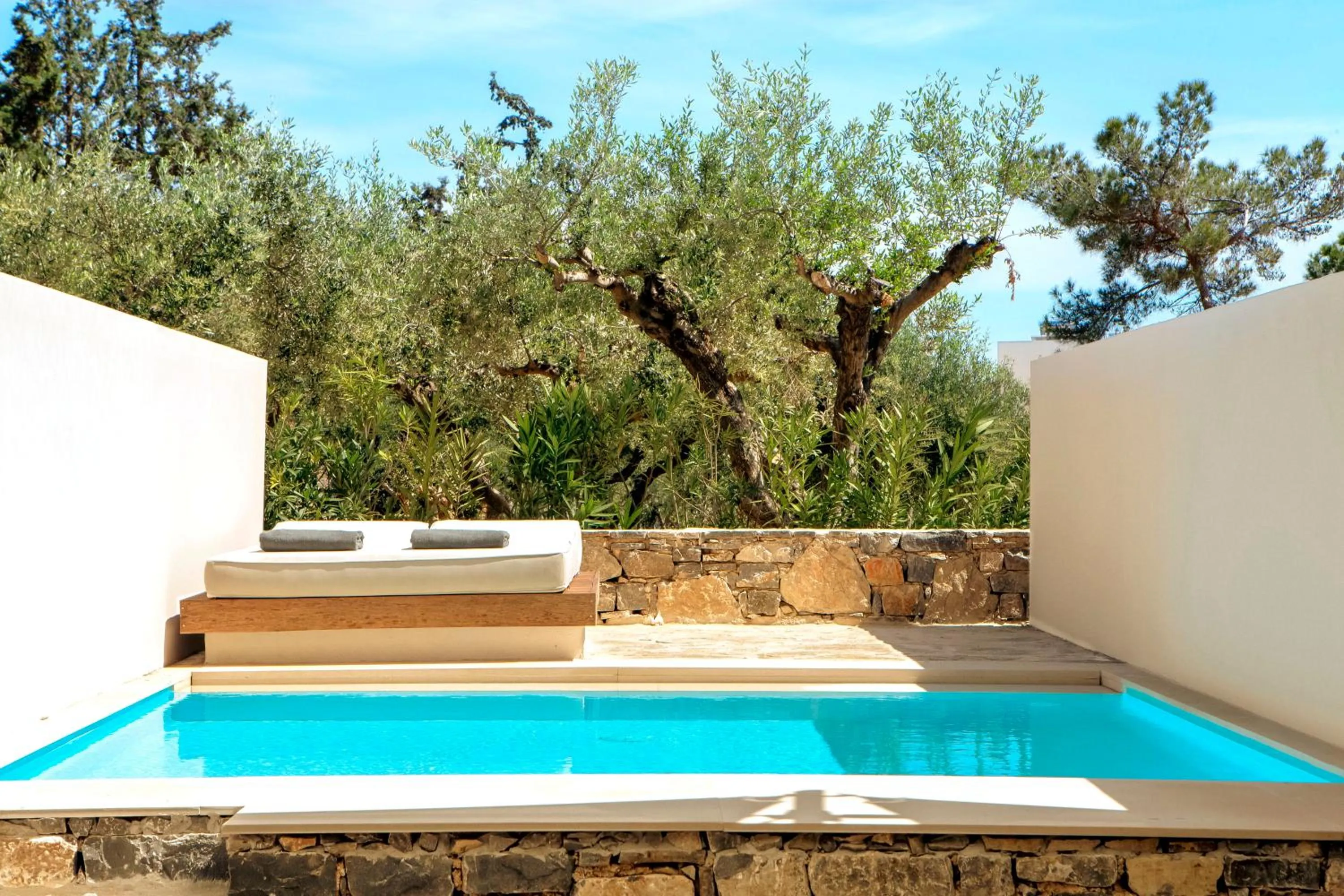 Zeus Eleva Mirabello Bay