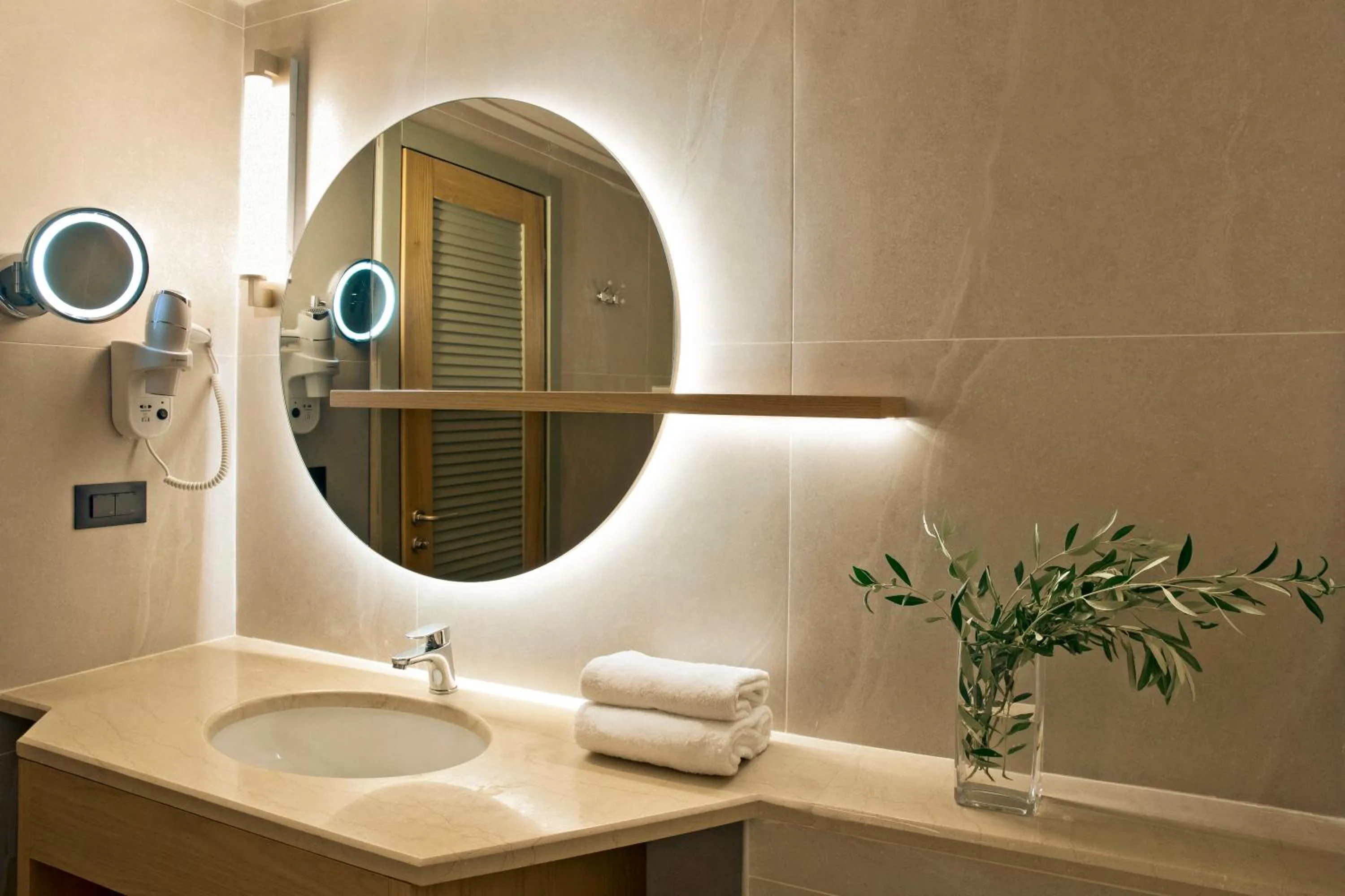 Zeus Eleva Mirabello Bay