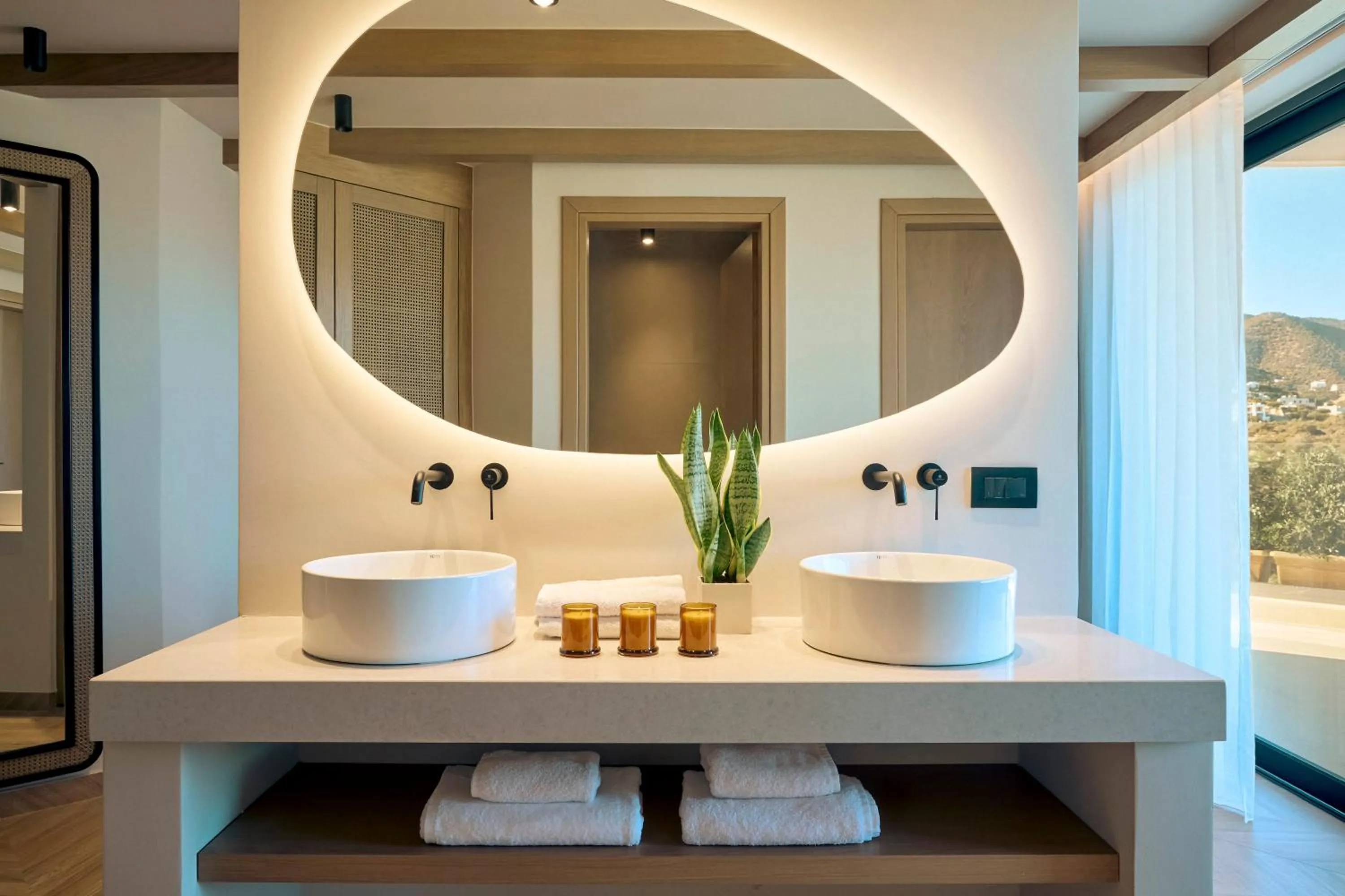 Zeus Eleva Mirabello Bay