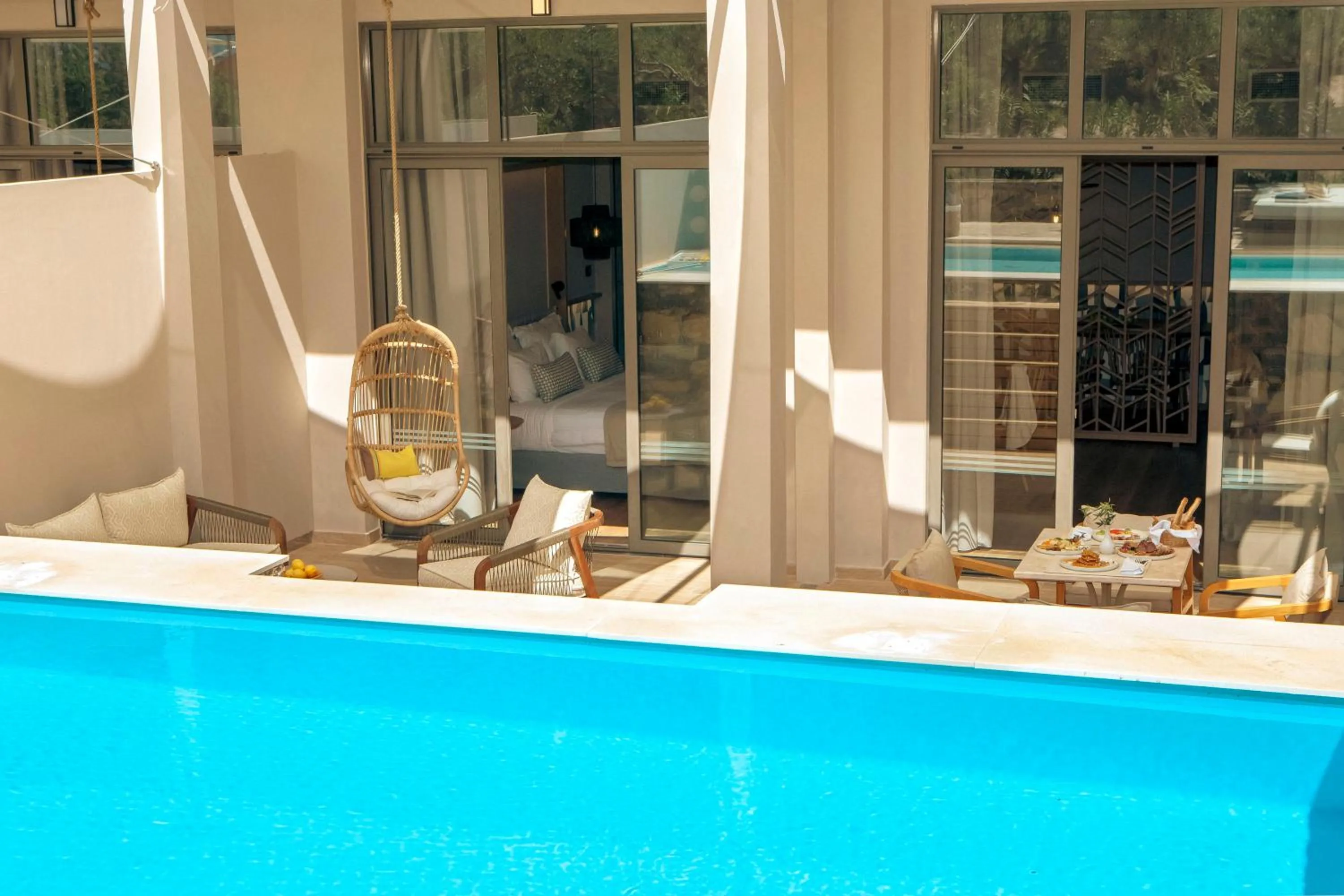 Zeus Eleva Mirabello Bay