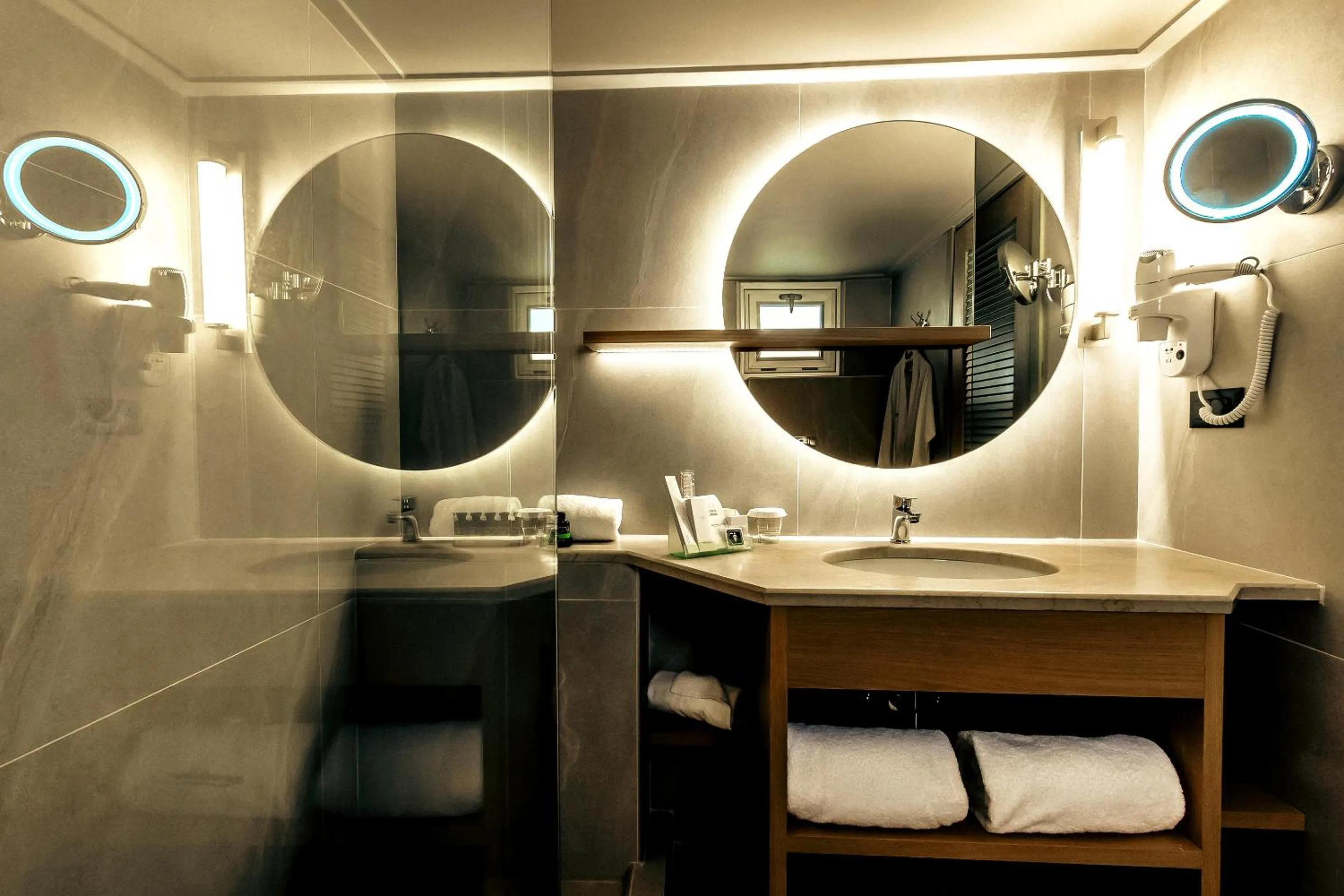 Zeus Eleva Mirabello Bay