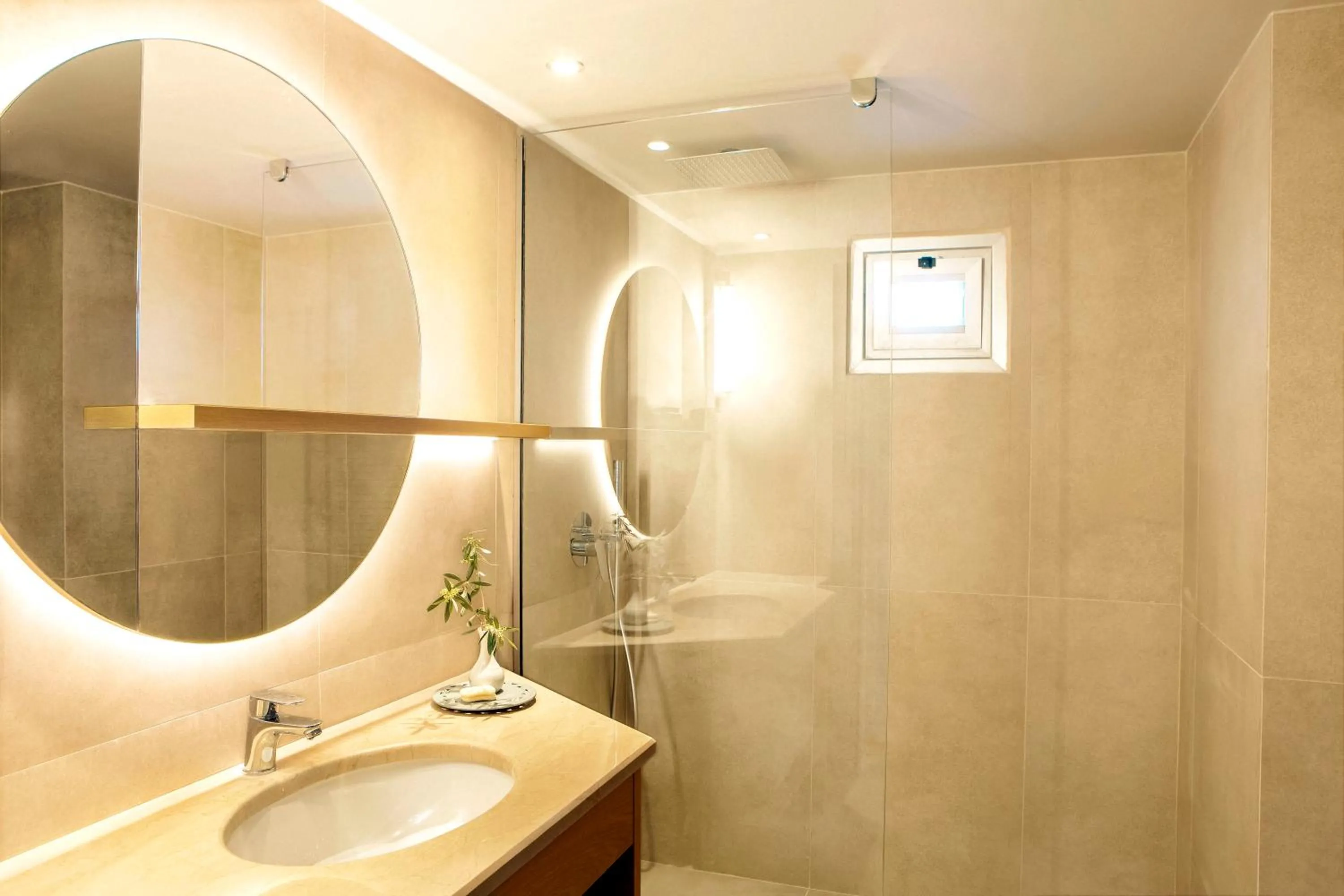 Zeus Eleva Mirabello Bay