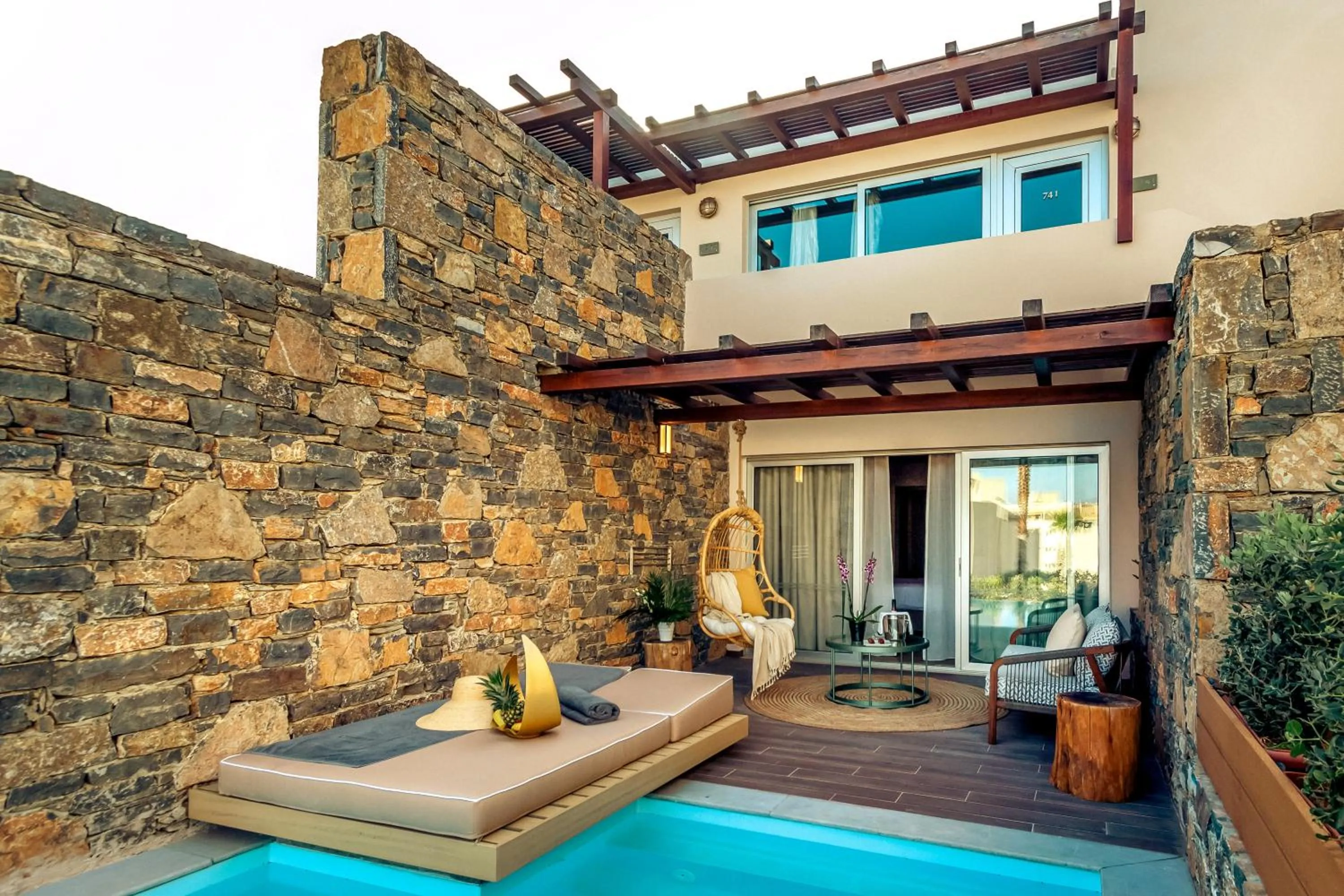 Zeus Eleva Mirabello Bay