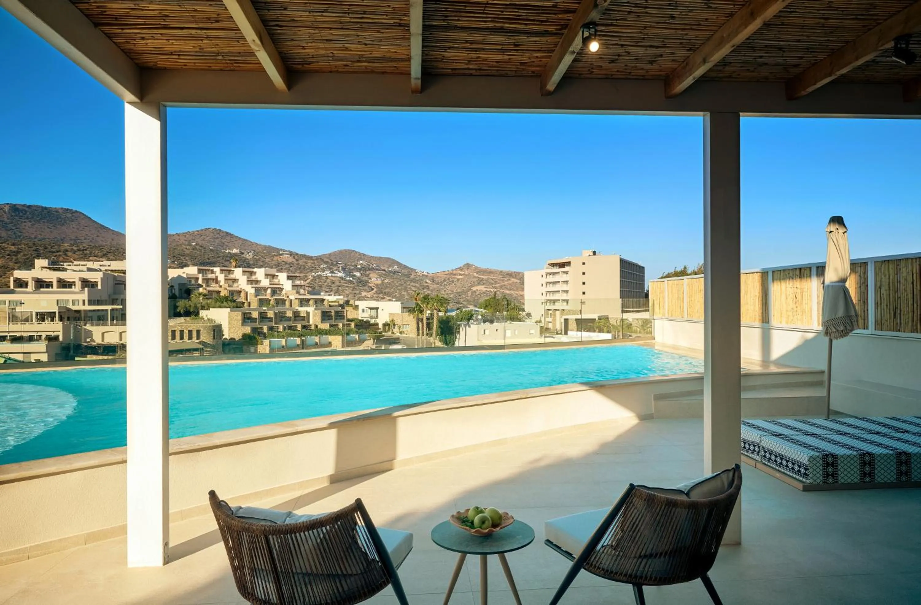 Zeus Eleva Mirabello Bay