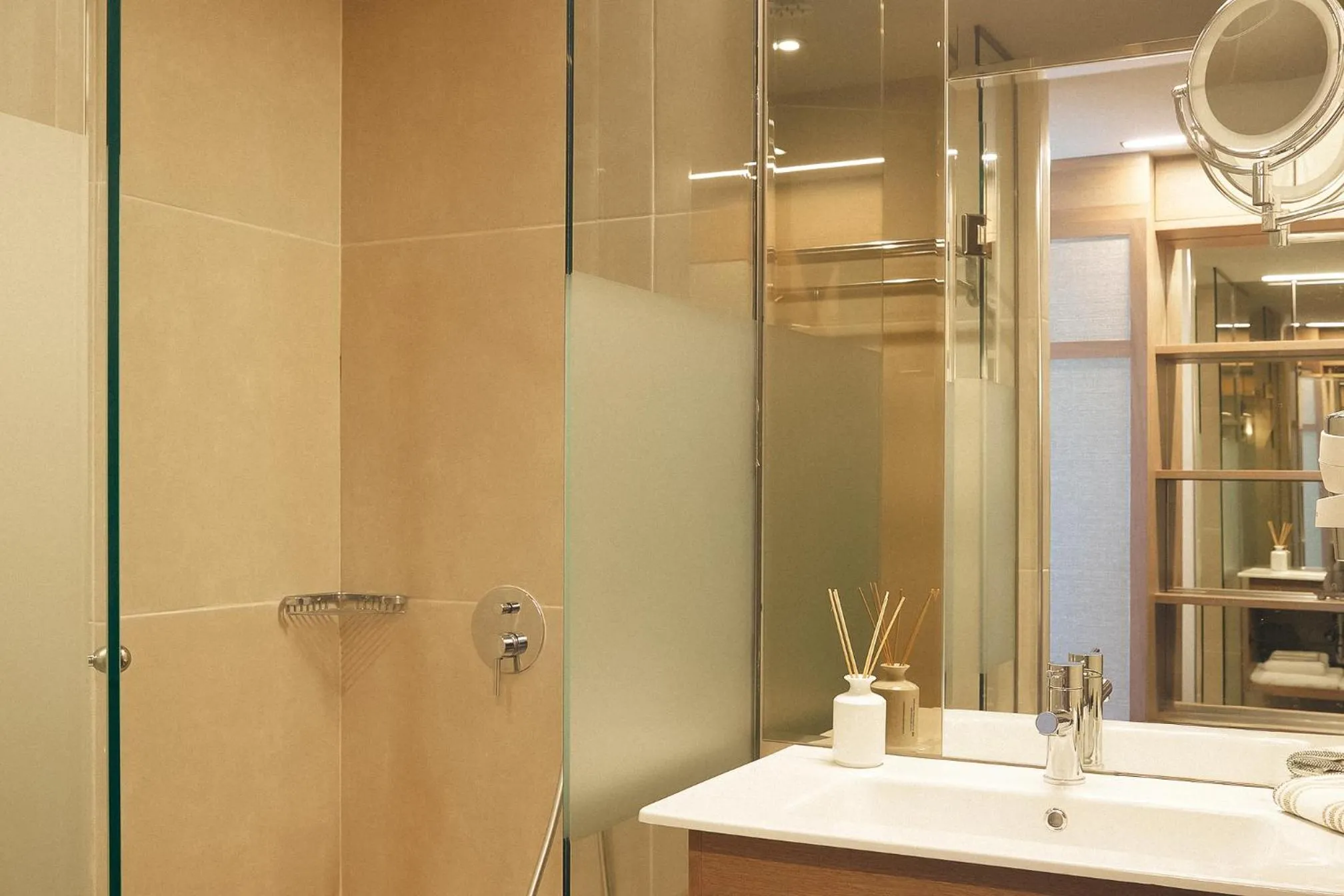 Zeus Eleva Mirabello Bay