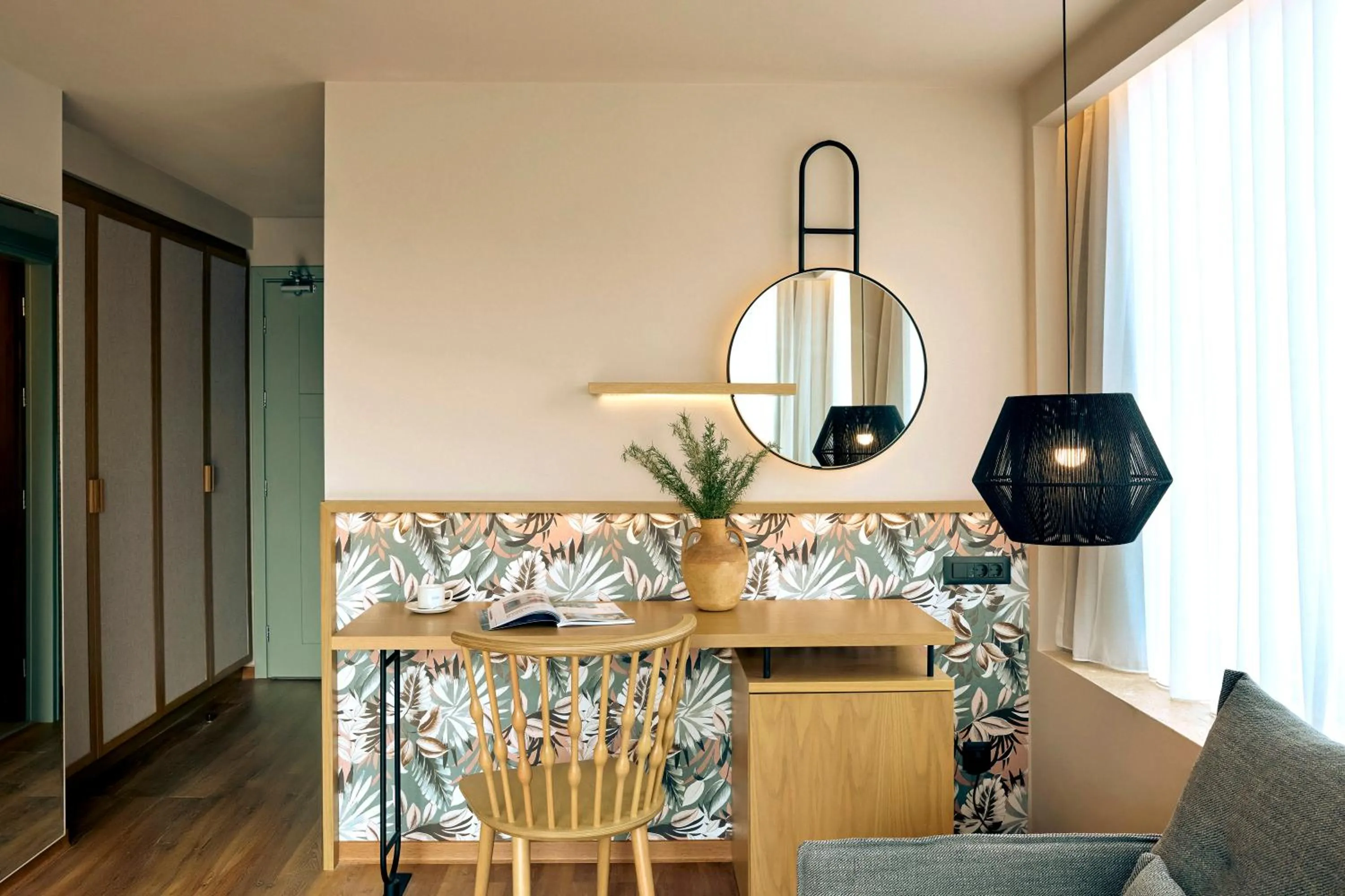 Zeus Eleva Mirabello Bay