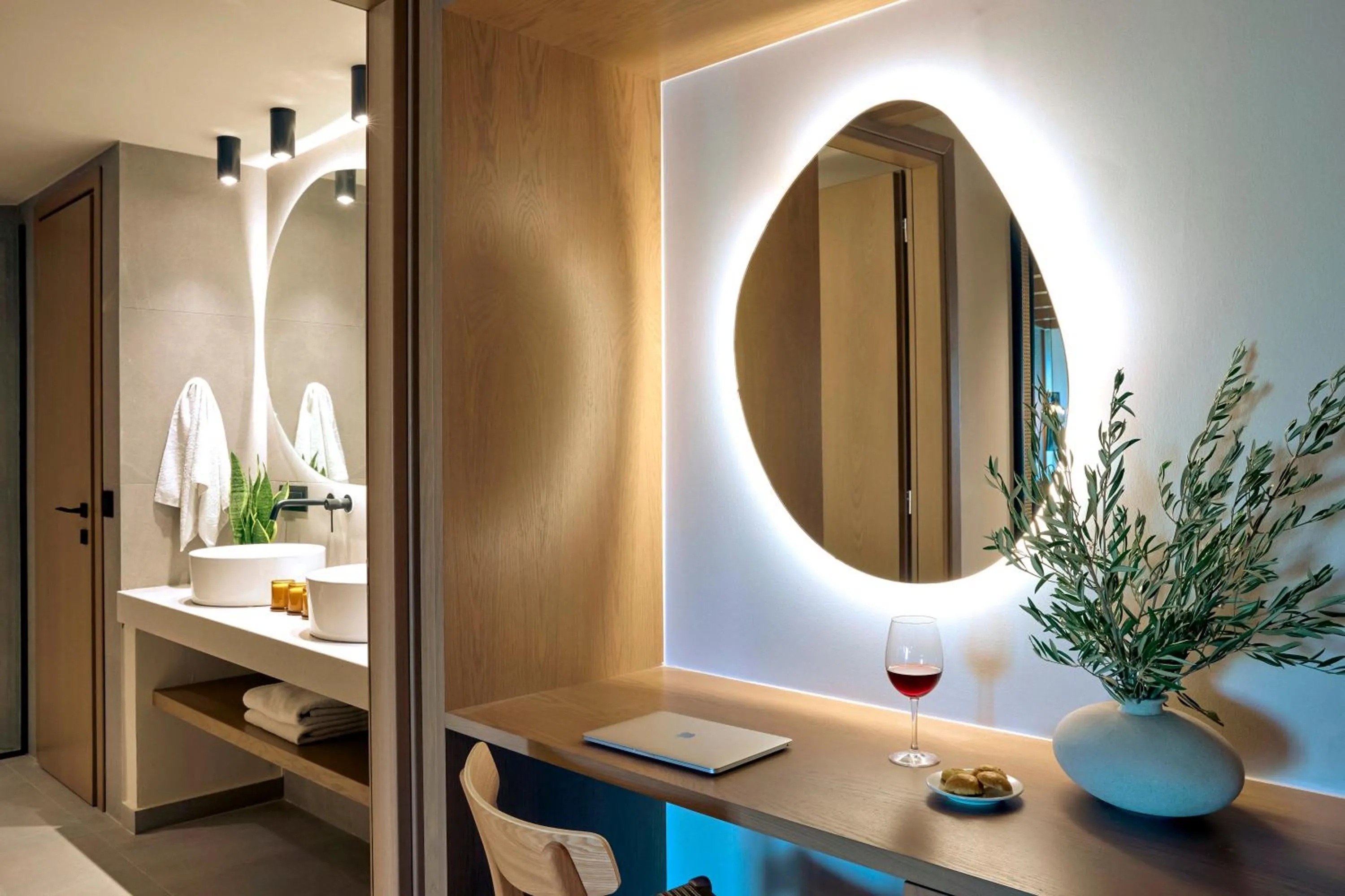 Zeus Eleva Mirabello Bay