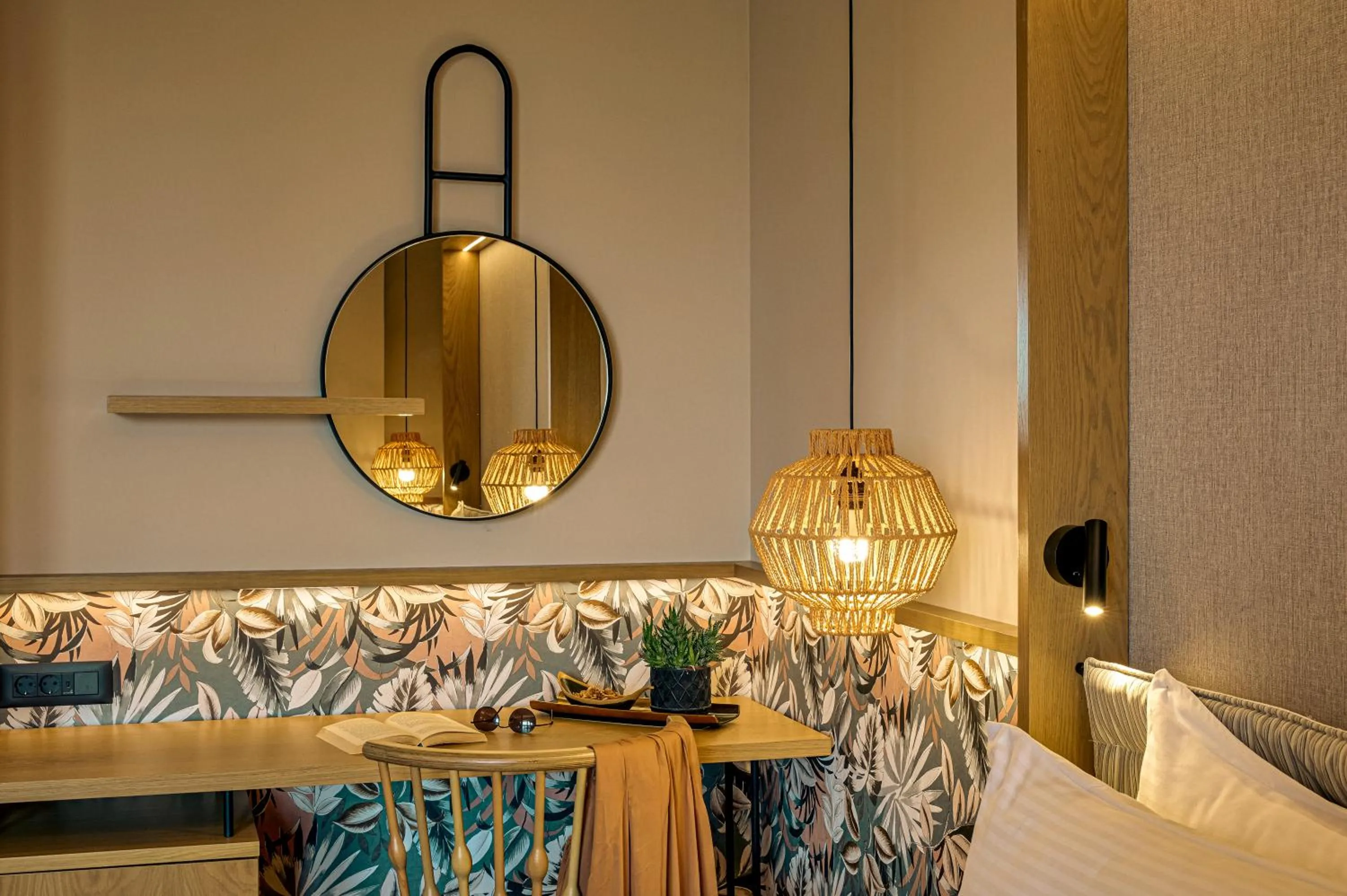 Zeus Eleva Mirabello Bay