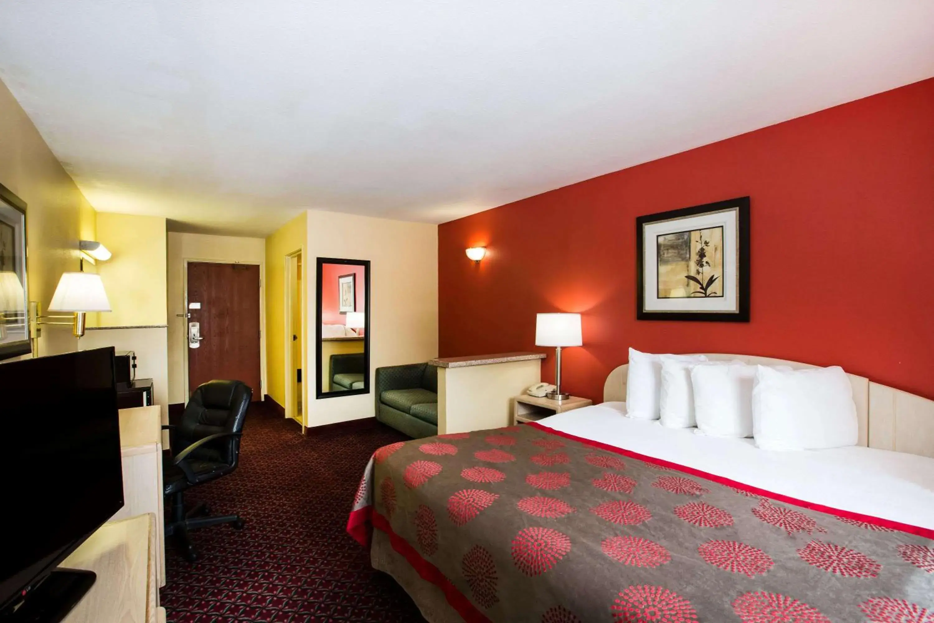 Photo of the whole room, Bed in Ramada by Wyndham Sioux Falls