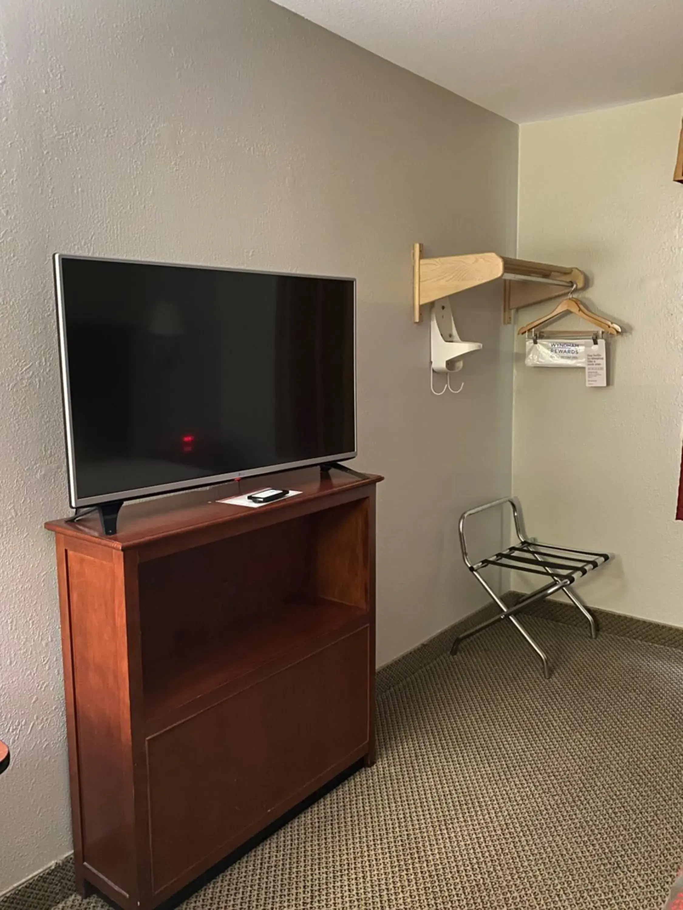 Guests, TV/Entertainment Center in Ramada by Wyndham Sioux Falls