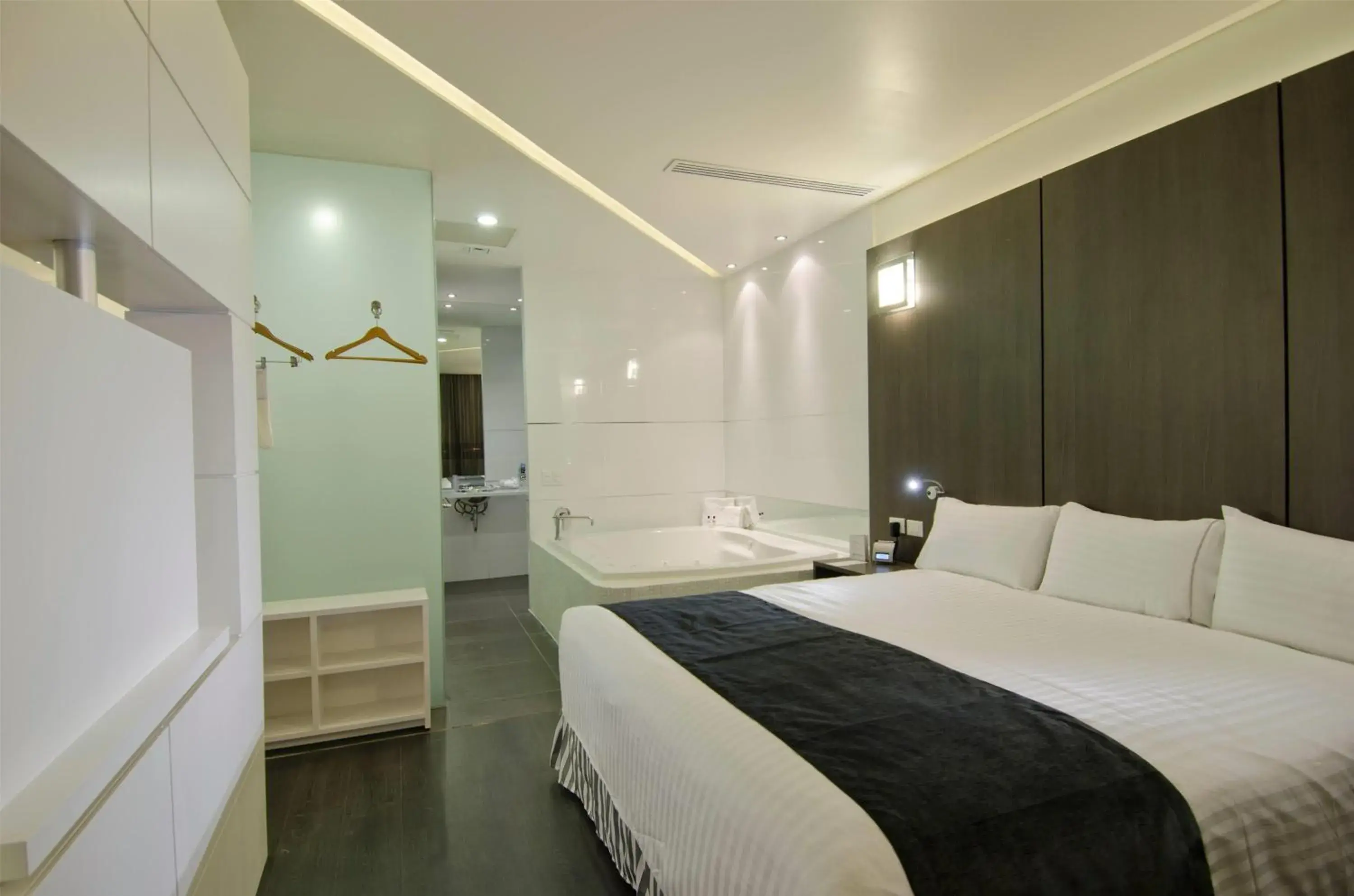 Photo of the whole room, Bed in Ramada Encore by Wyndham Guadalajara Sur Photo of the whole room, Bed in Ramada Encore by Wyndham Guadalajara Sur