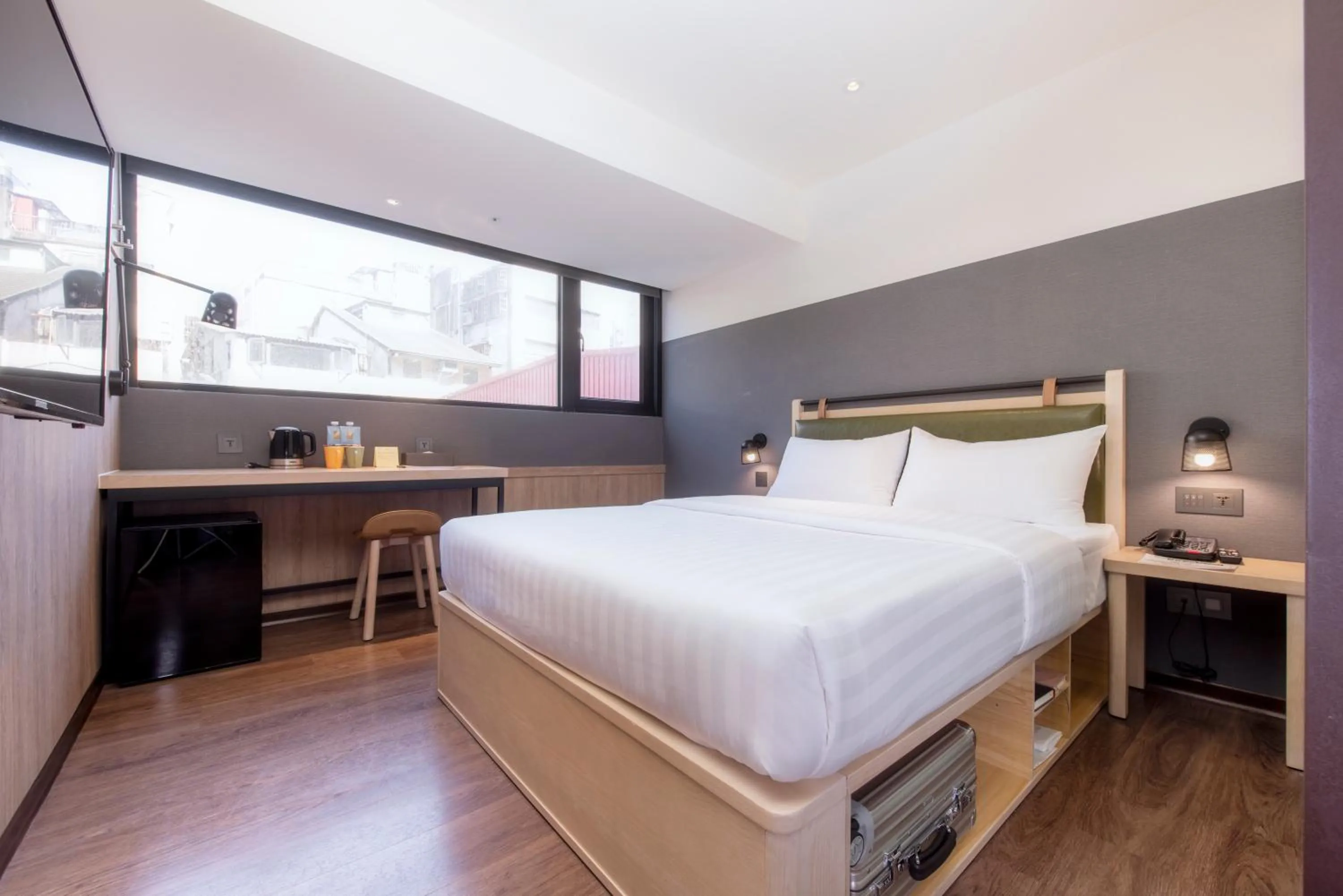 Photo of the whole room, Bed in City Suites - Main Station