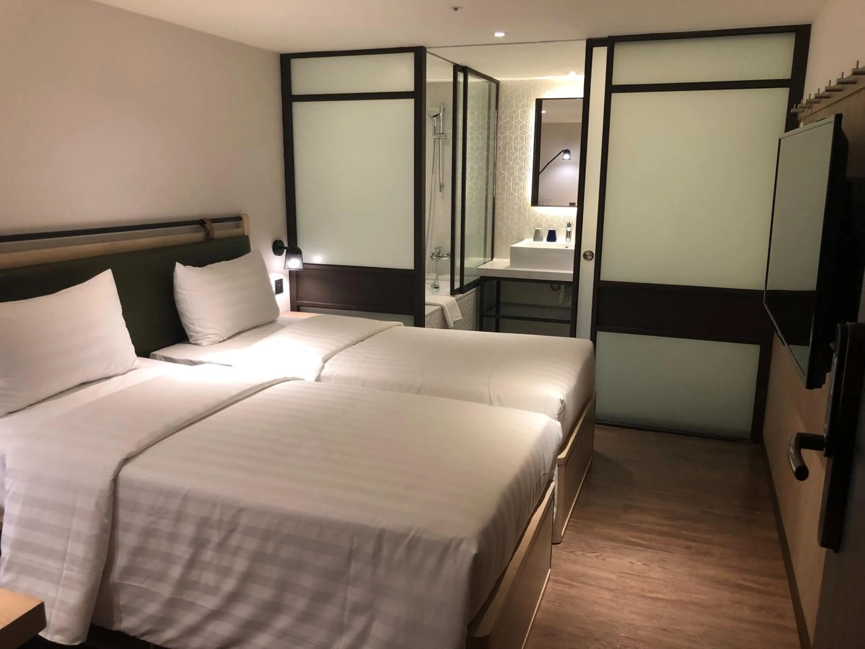 Photo of the whole room, Bed in City Suites - Main Station