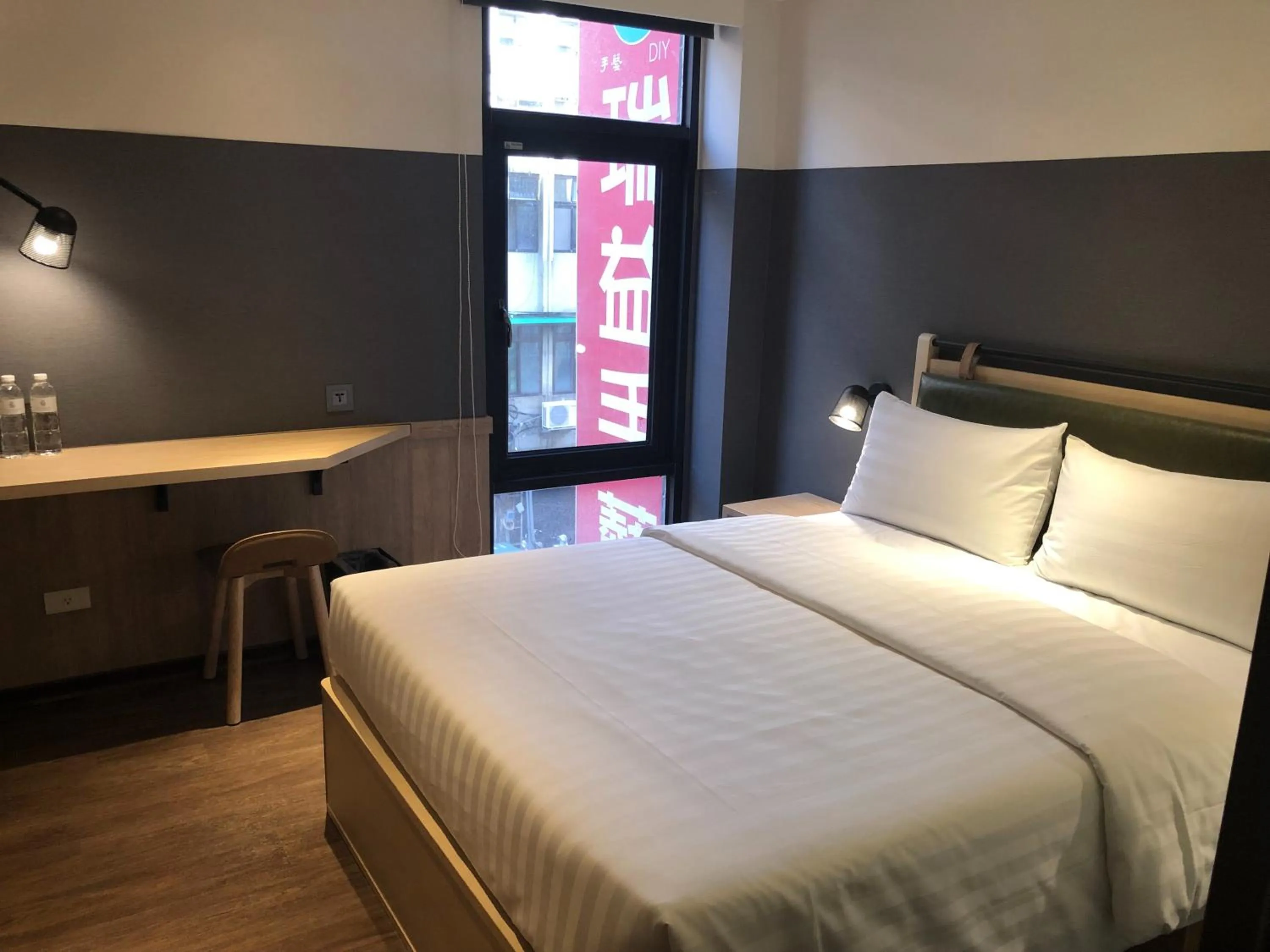 Photo of the whole room, Bed in City Suites - Main Station