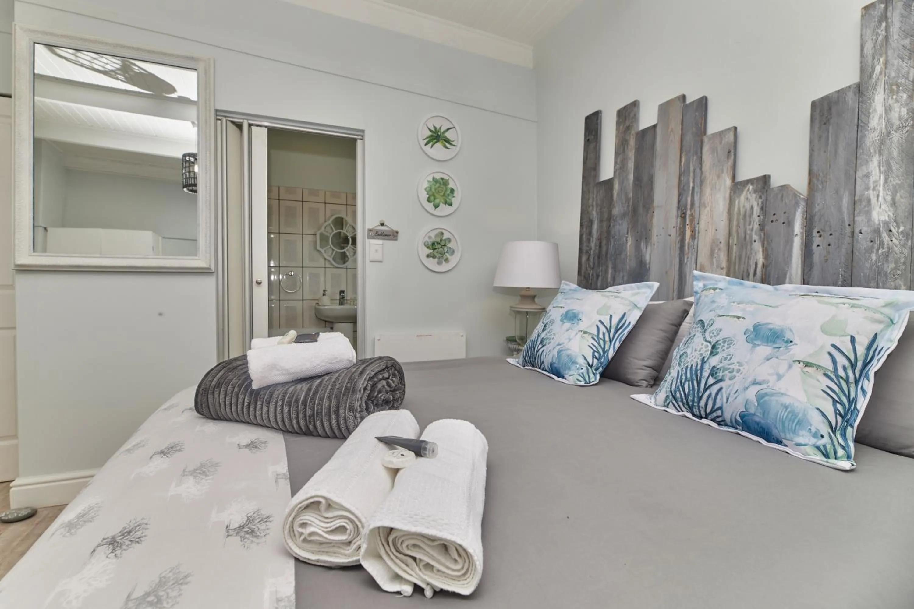 Photo of the whole room, Bed in Fraai Uitzicht Struisbaai
