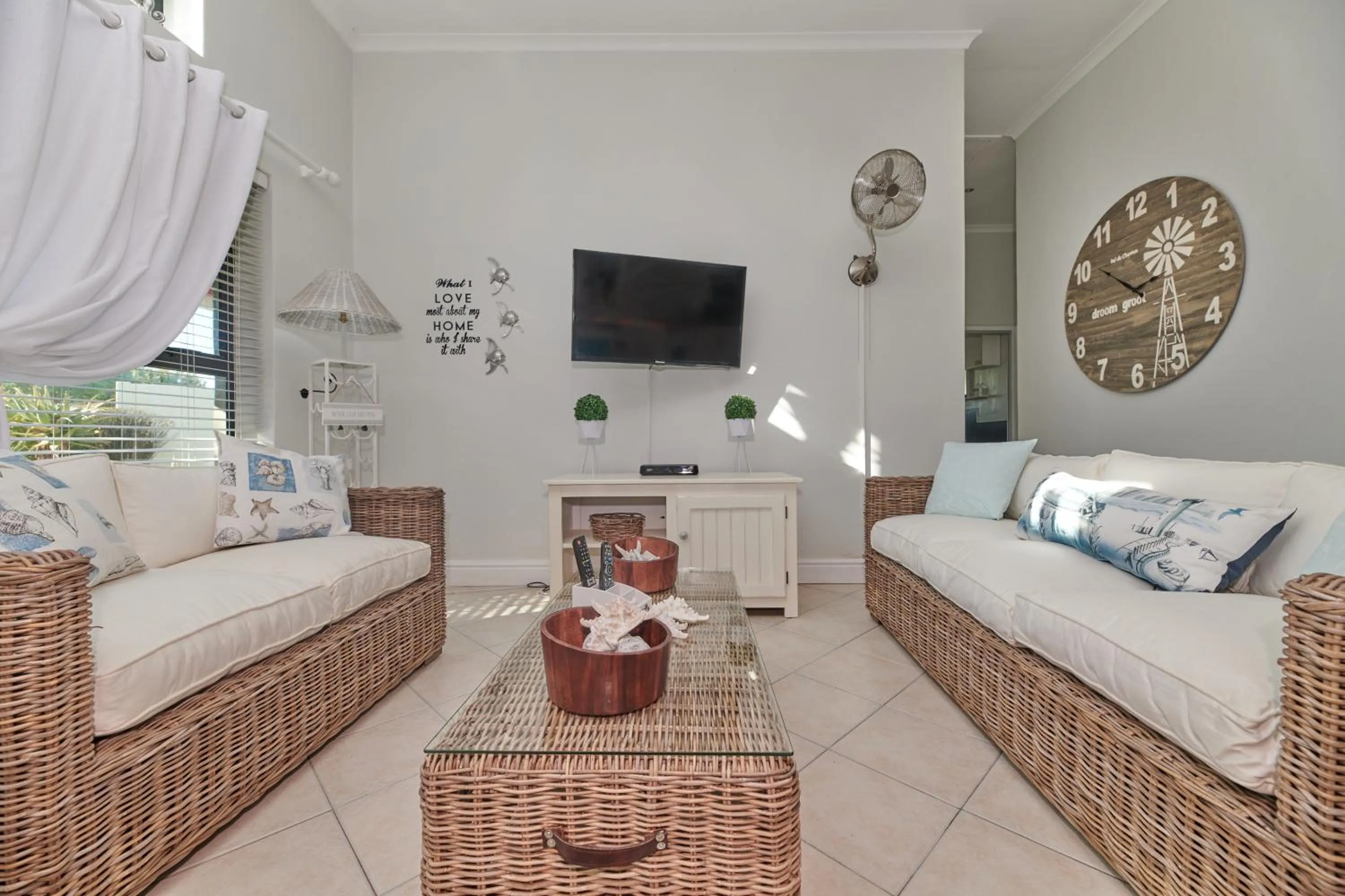 Communal lounge/ TV room, Bed in Fraai Uitzicht Struisbaai