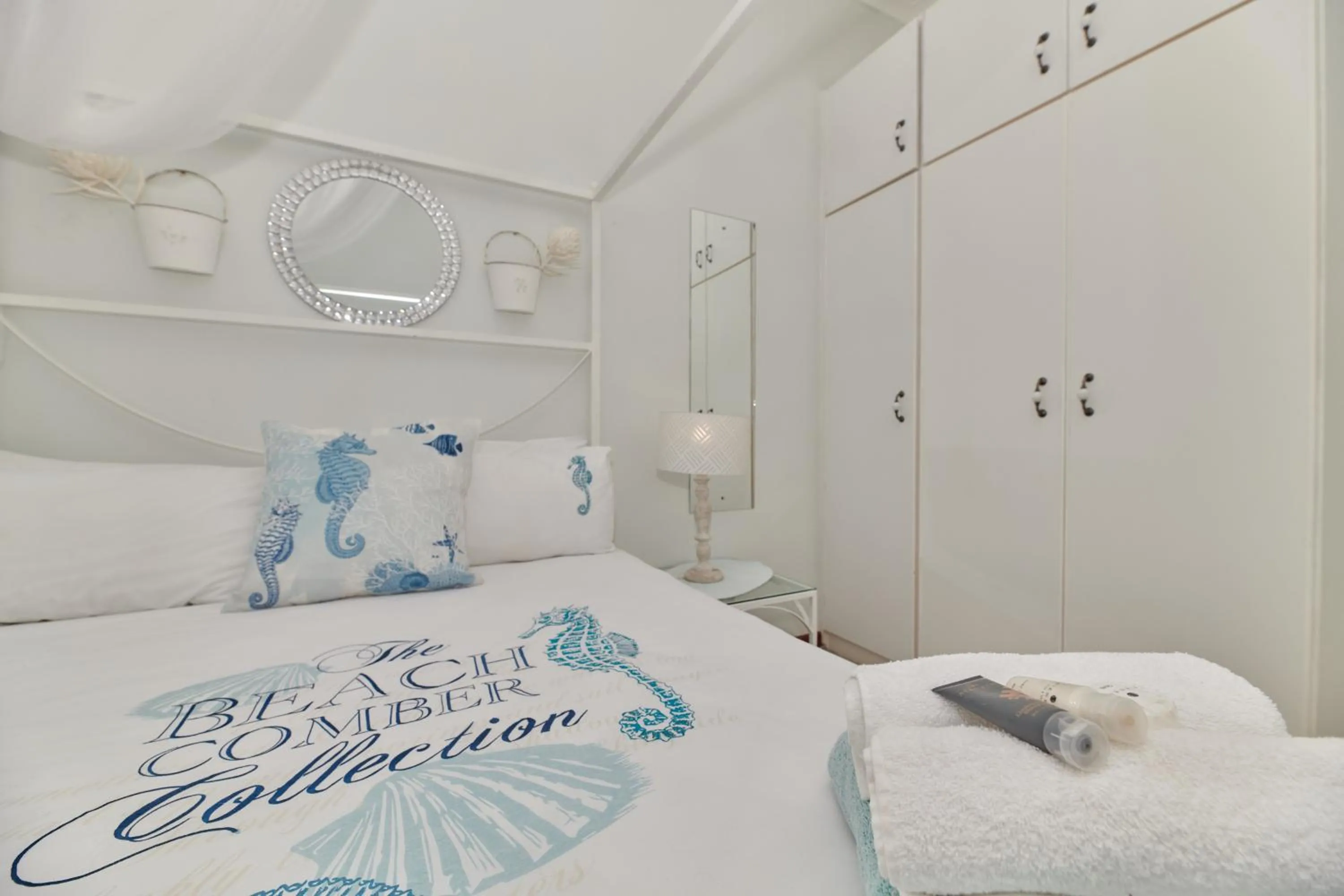 Photo of the whole room, Bed in Fraai Uitzicht Struisbaai