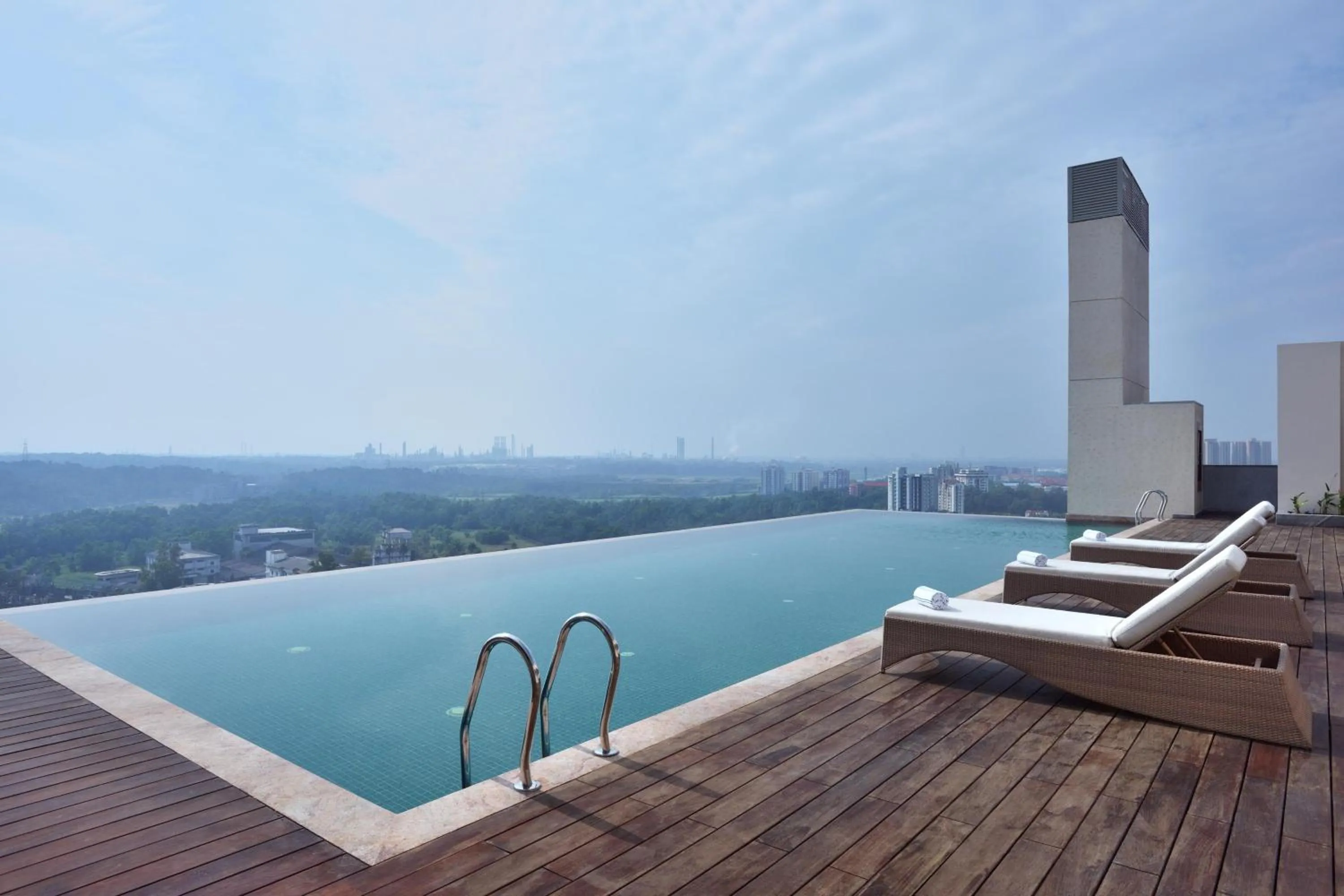 Swimming pool in Four Points by Sheraton Kochi Infopark