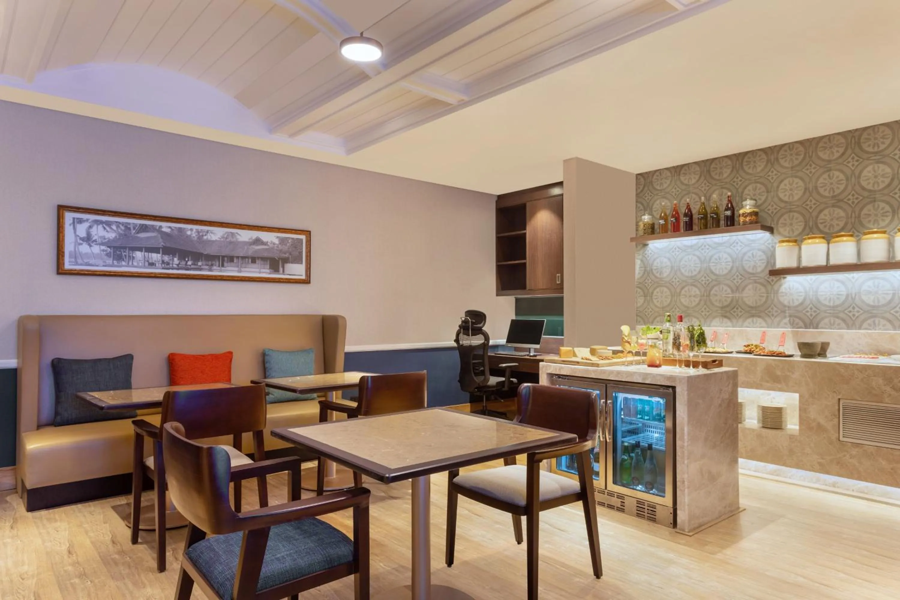 Lounge or bar in Four Points by Sheraton Kochi Infopark