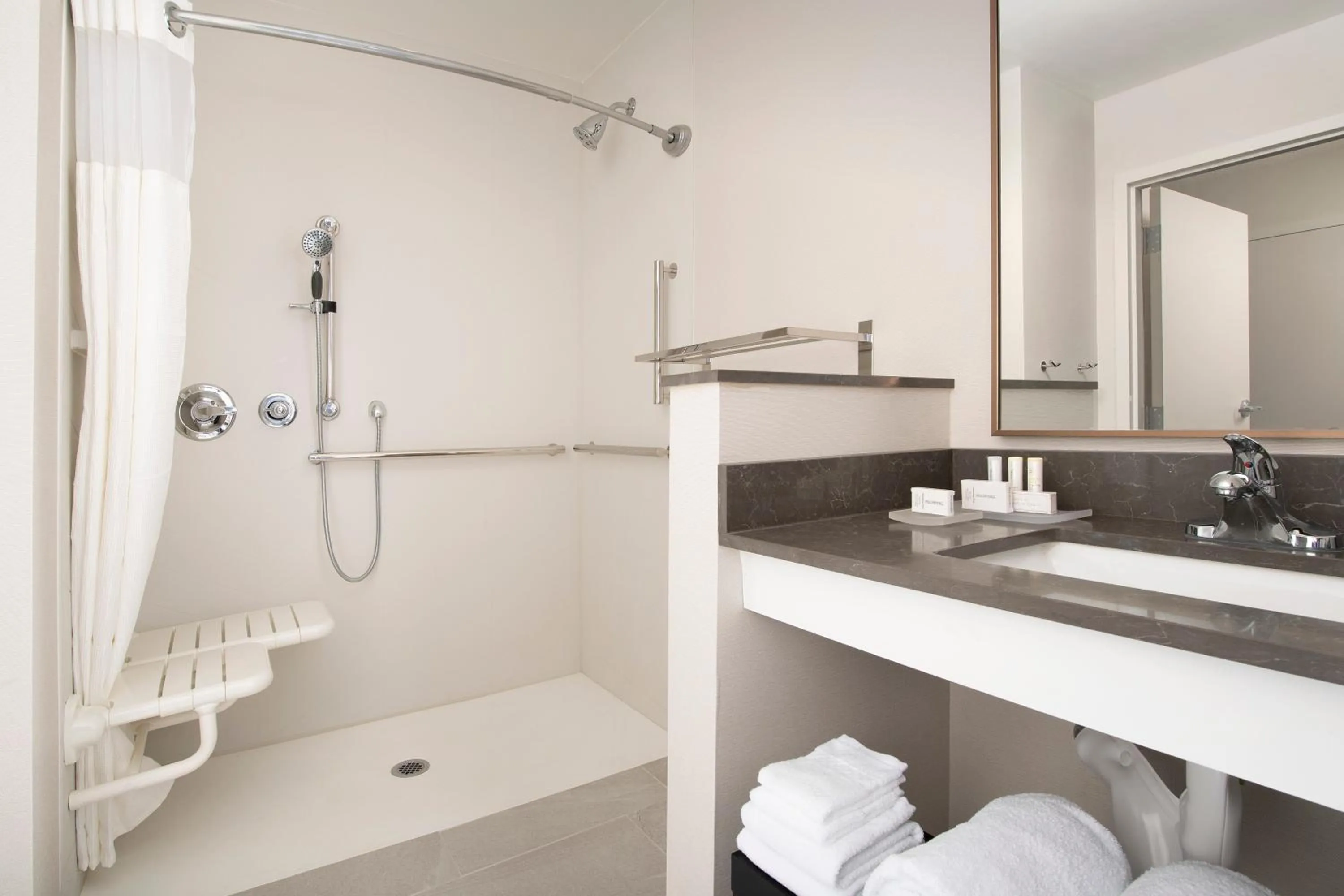 Bathroom in Fairfield Inn & Suites by Marriott Miami Airport West/Doral