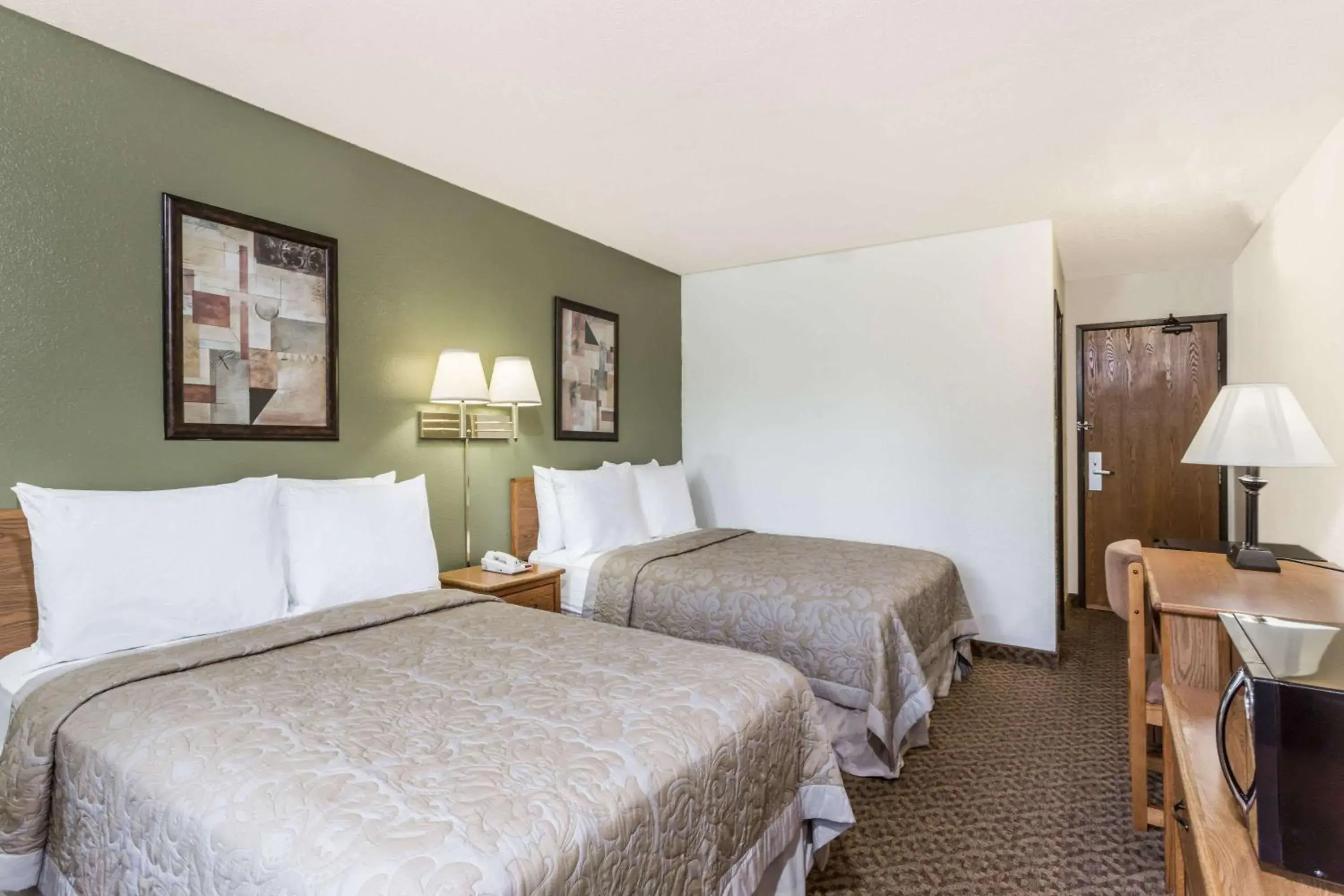 Photo of the whole room, Bed in Super 8 by Wyndham Hampton Photo of the whole room, Bed in Super 8 by Wyndham Hampton