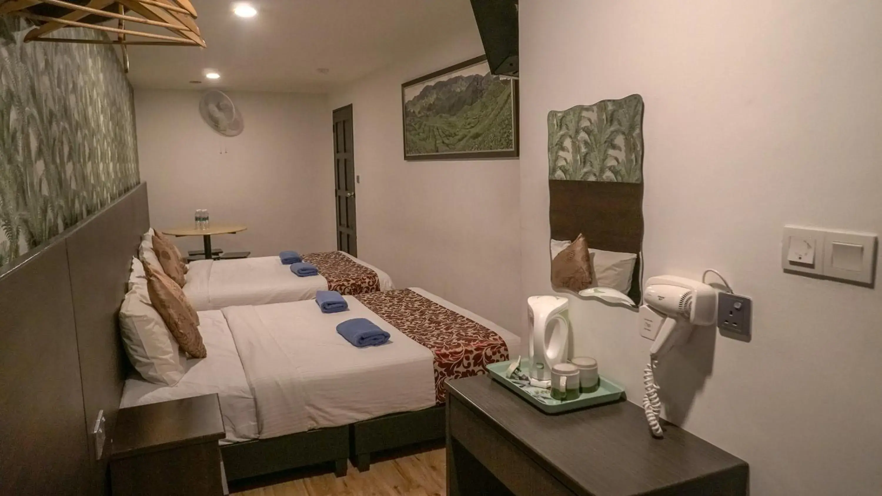 Bedroom, Bed in Highlanders Hotel Bedroom, Bed in Highlanders Hotel