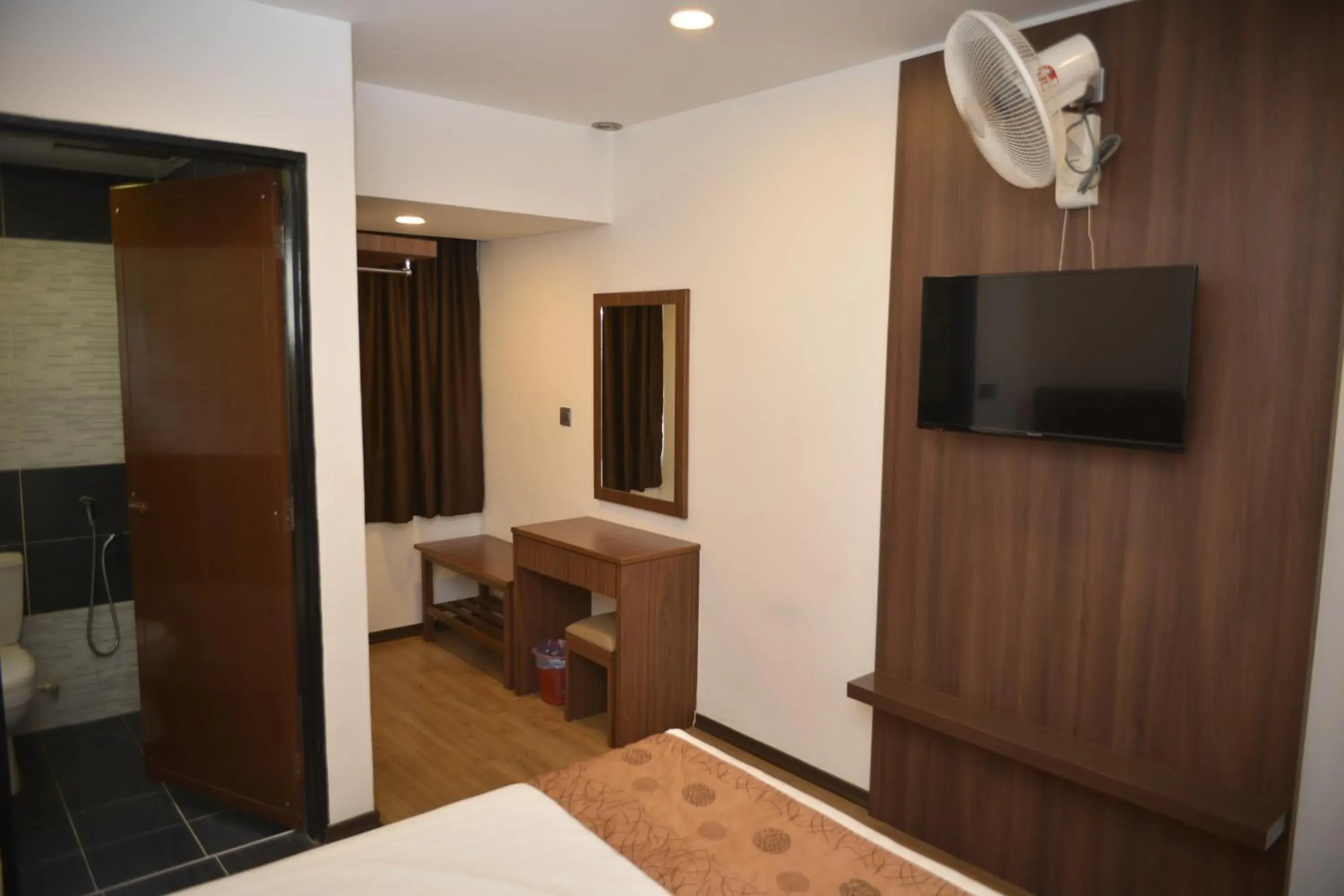 TV and multimedia, Bed in Highlanders Hotel TV and multimedia, Bed in Highlanders Hotel