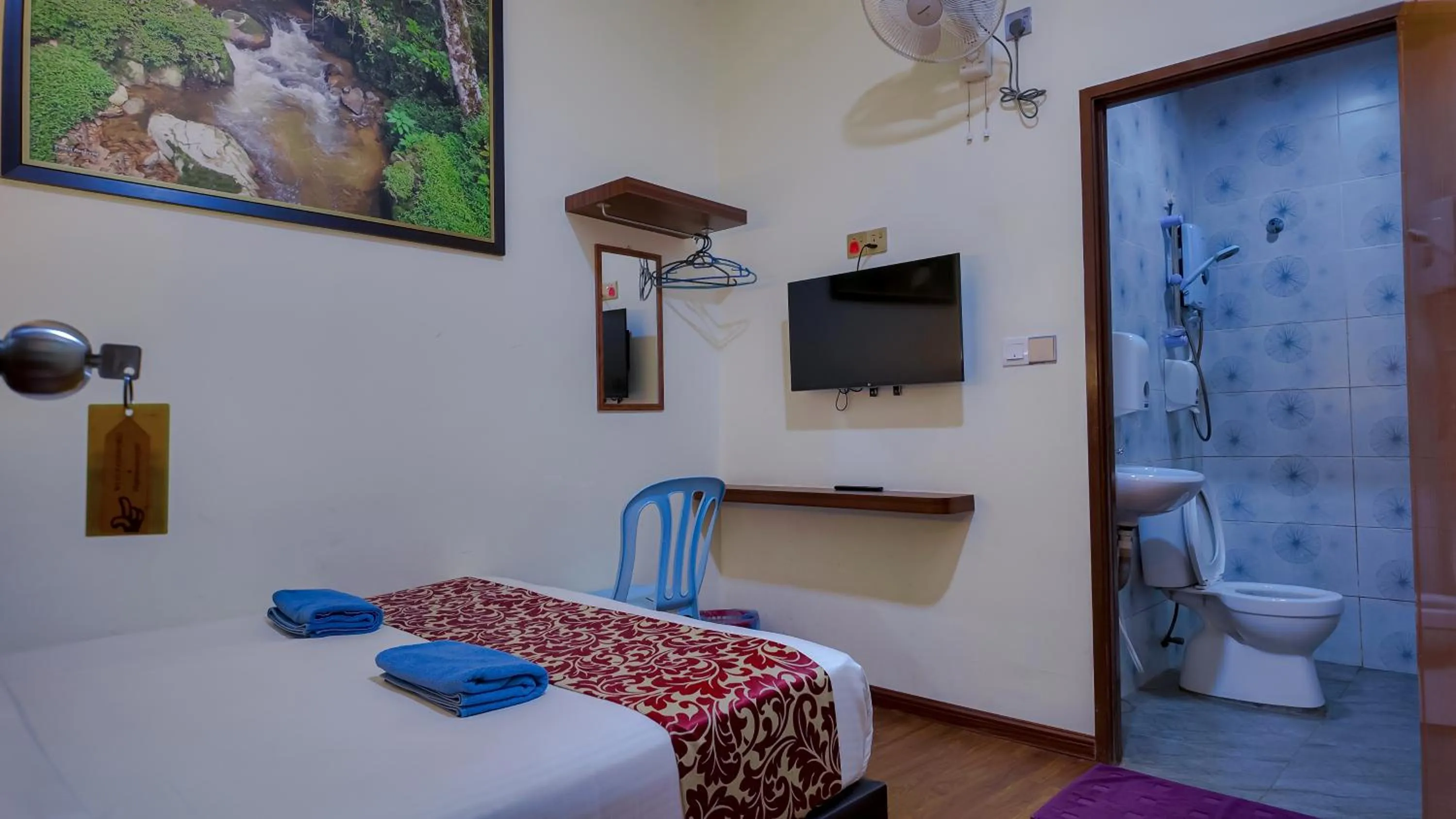 Bedroom, Bed in Highlanders Hotel