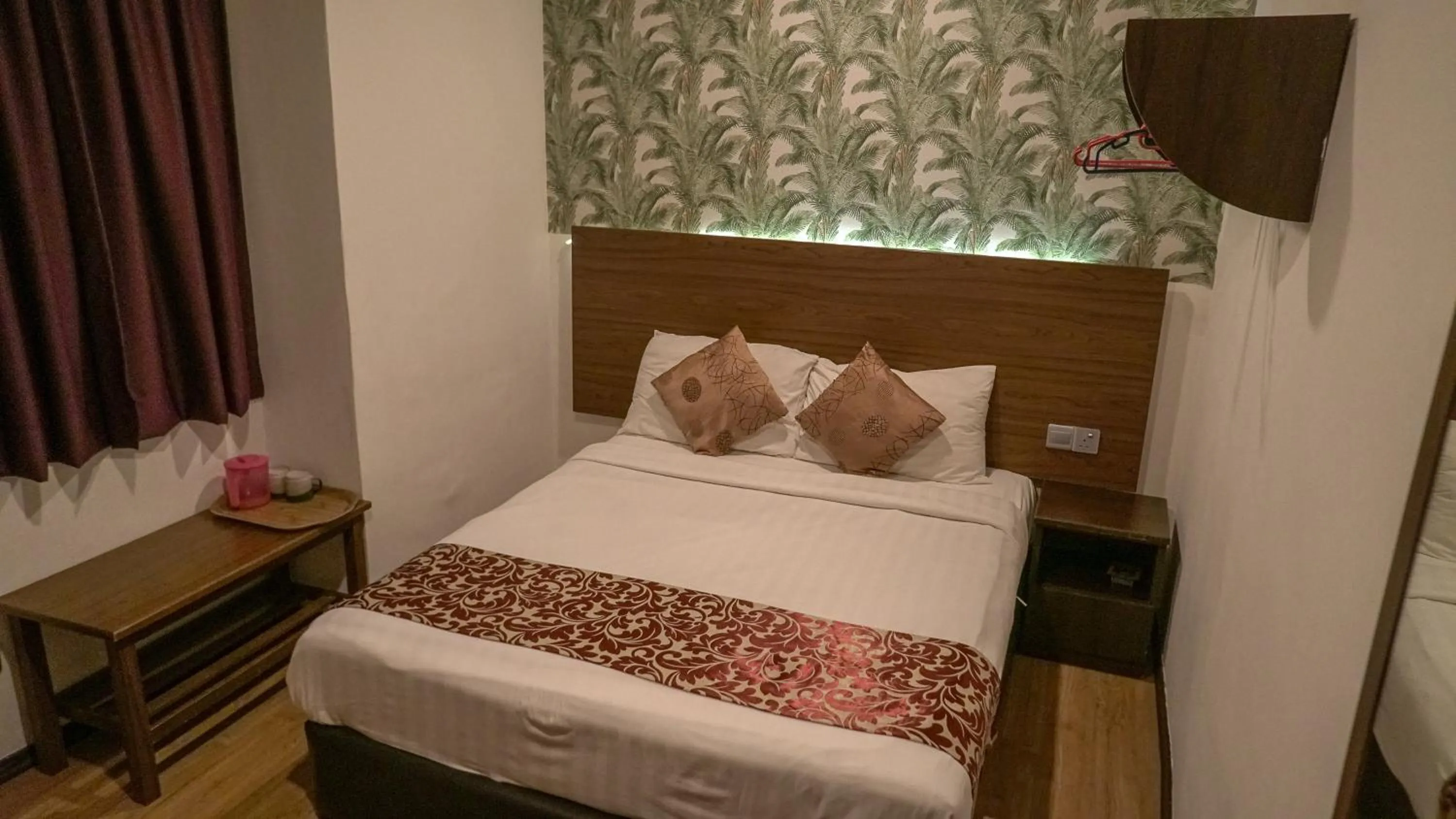 Bedroom, Bed in Highlanders Hotel