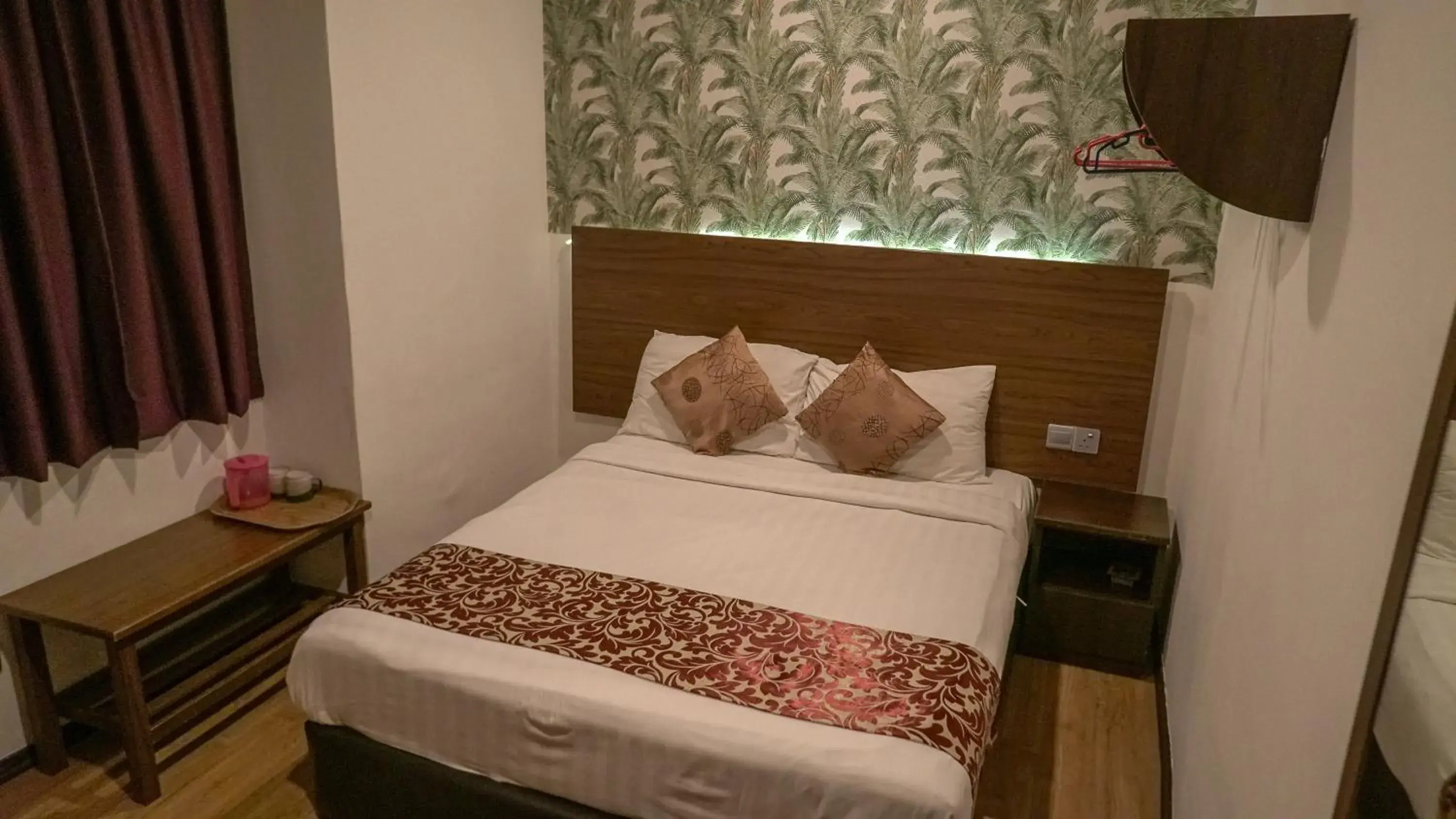 Bedroom, Bed in Highlanders Hotel Bedroom, Bed in Highlanders Hotel