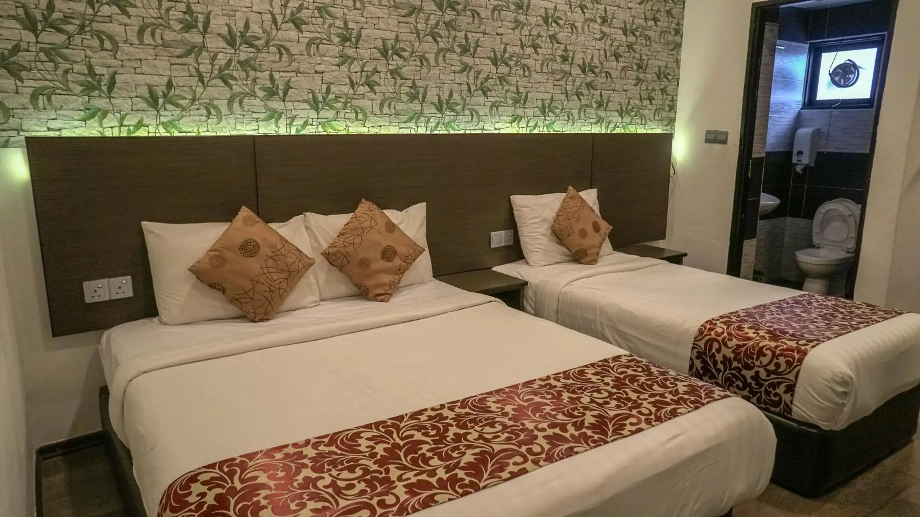 Deluxe Triple Room in Highlanders Hotel Deluxe Triple Room in Highlanders Hotel