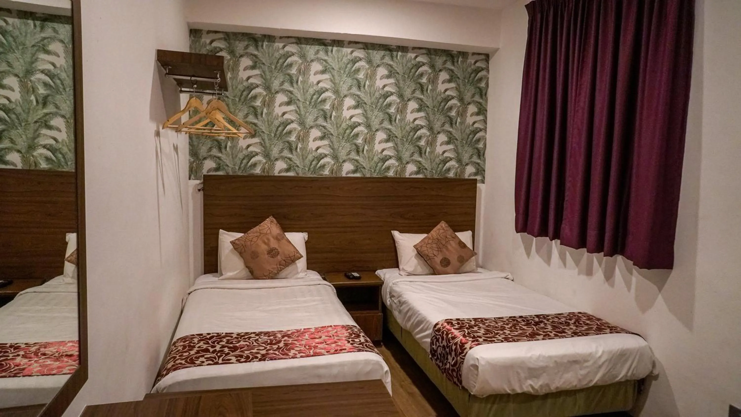 Bedroom, Bed in Highlanders Hotel