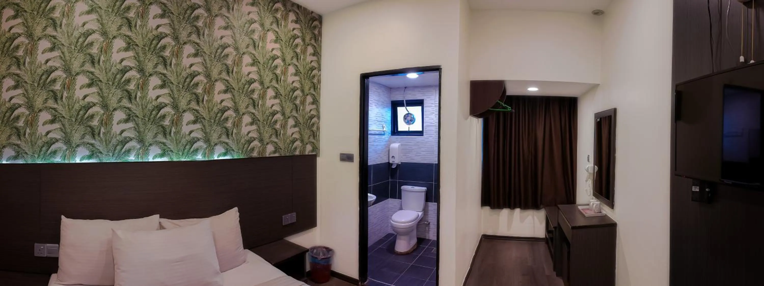 Toilet, Bed in Highlanders Hotel