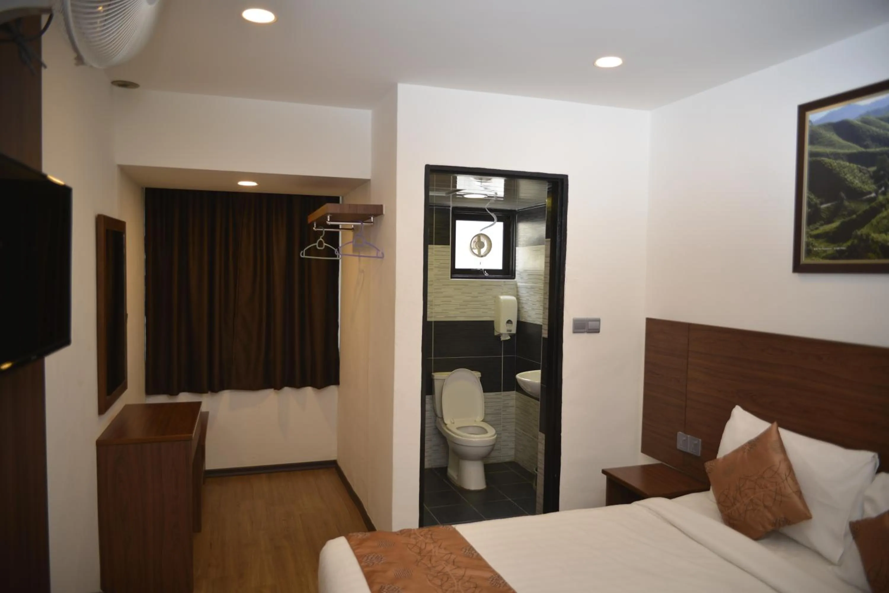 Bedroom, Bed in Highlanders Hotel