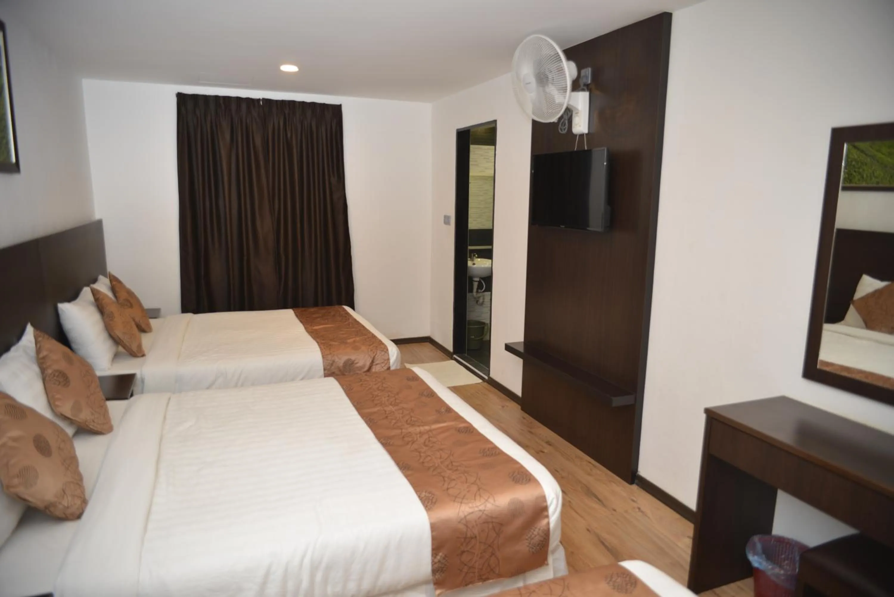 Bedroom, Bed in Highlanders Hotel