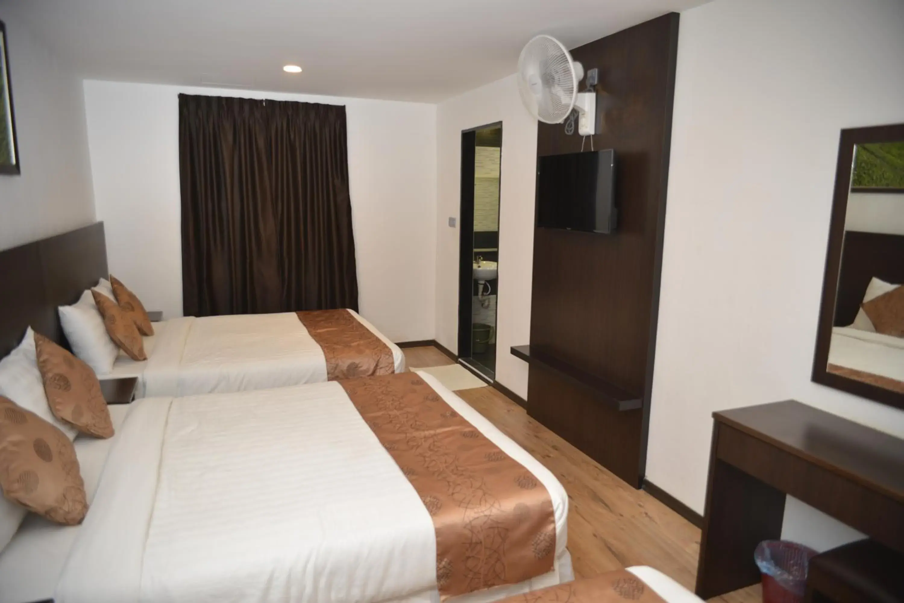 Bedroom, Bed in Highlanders Hotel Bedroom, Bed in Highlanders Hotel