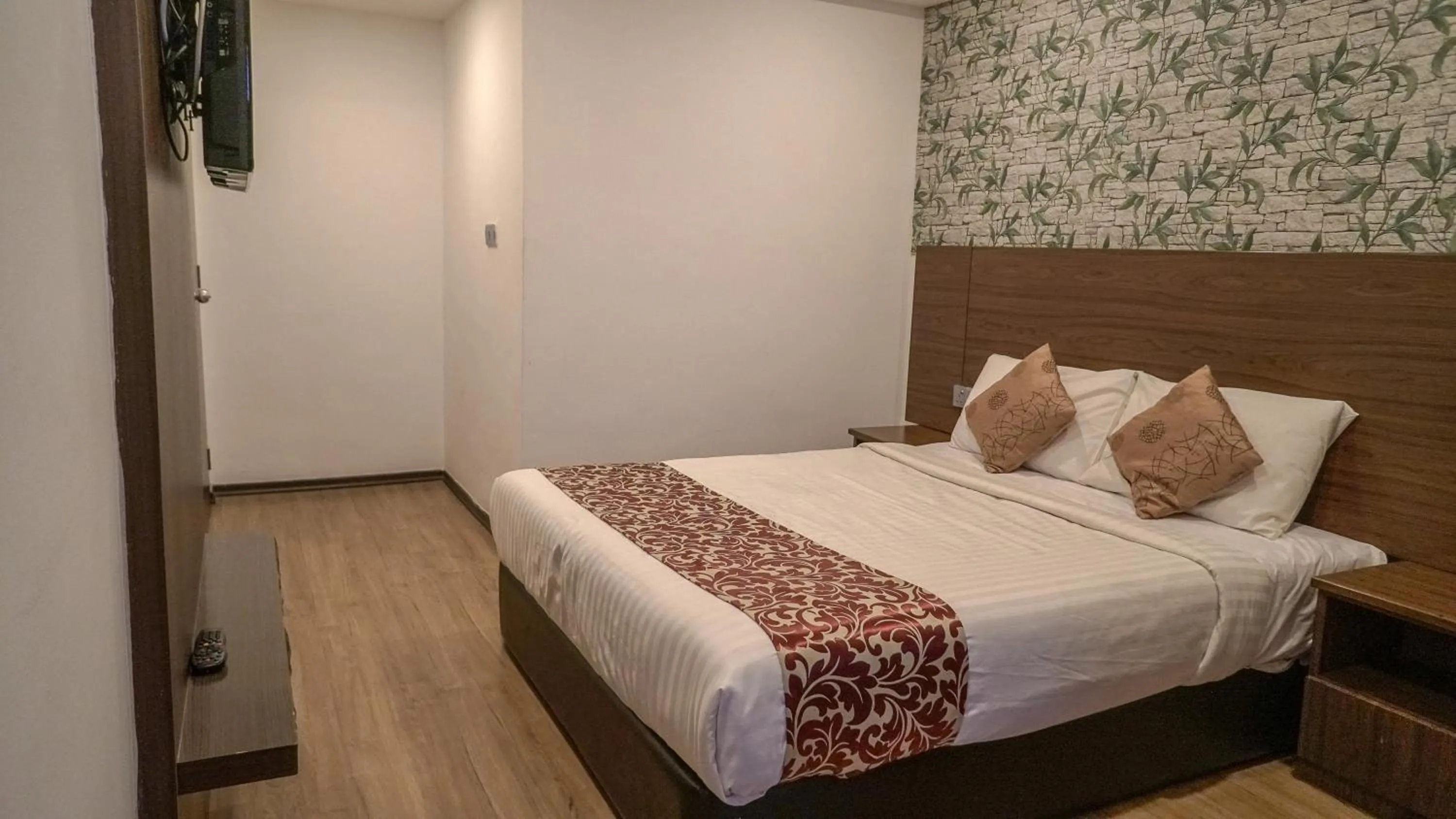 Bedroom, Bed in Highlanders Hotel