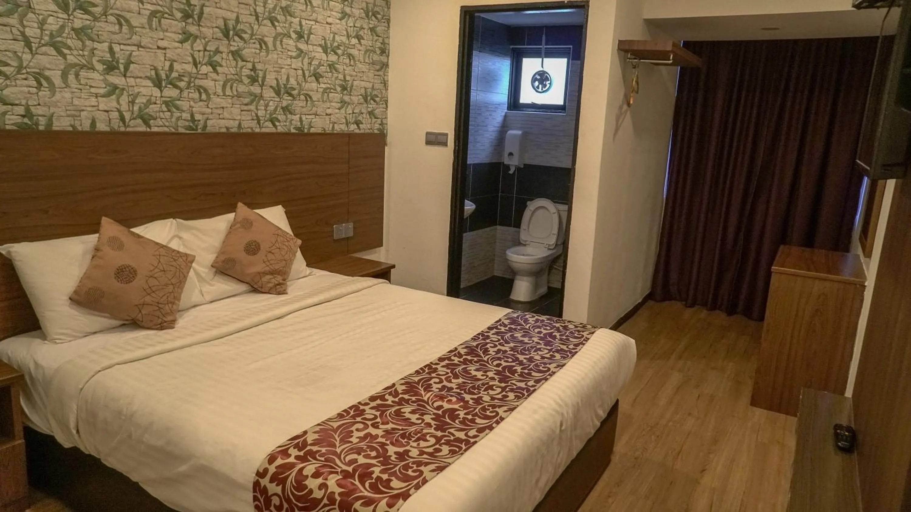 Bedroom, Bed in Highlanders Hotel