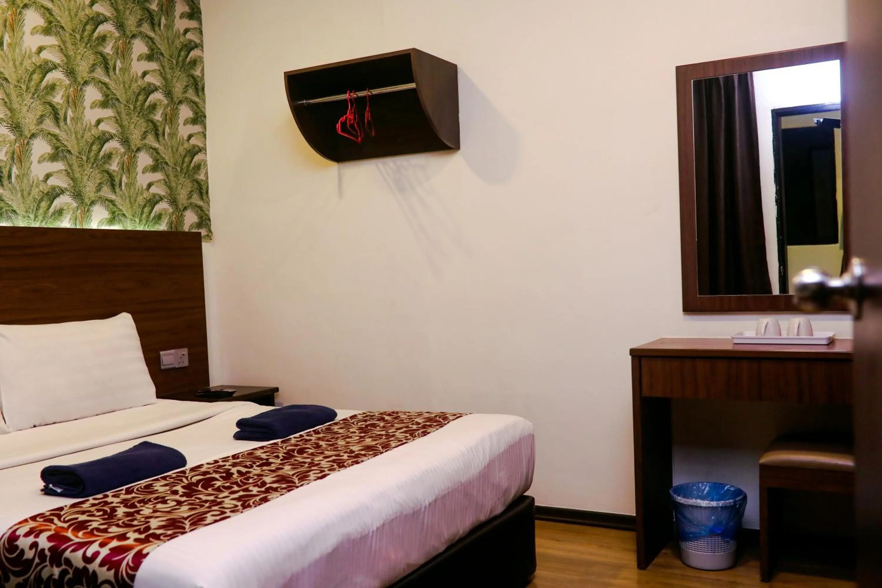 Bedroom, Bed in Highlanders Hotel