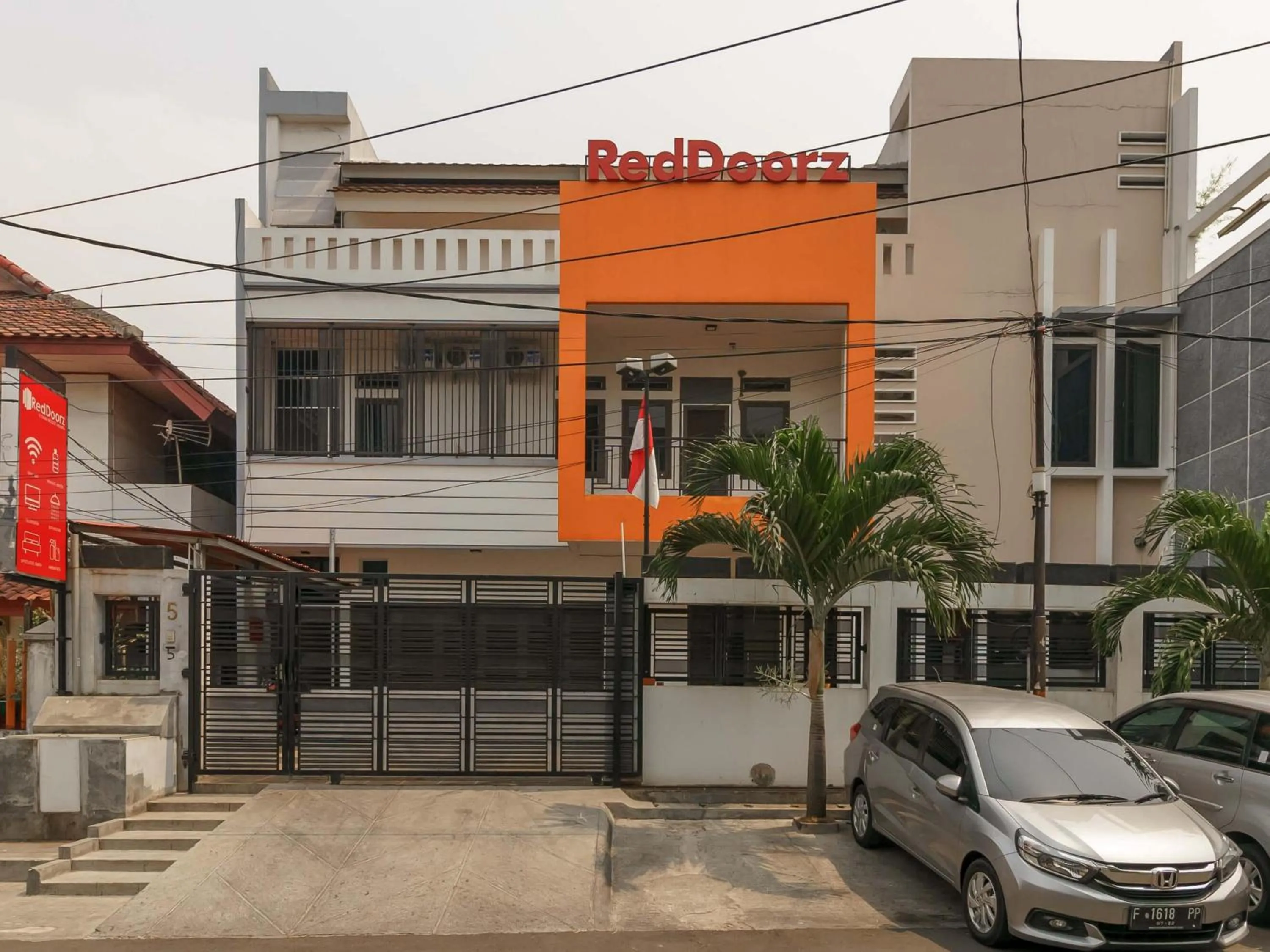 Facade/entrance in RedDoorz @ Tanjung Duren