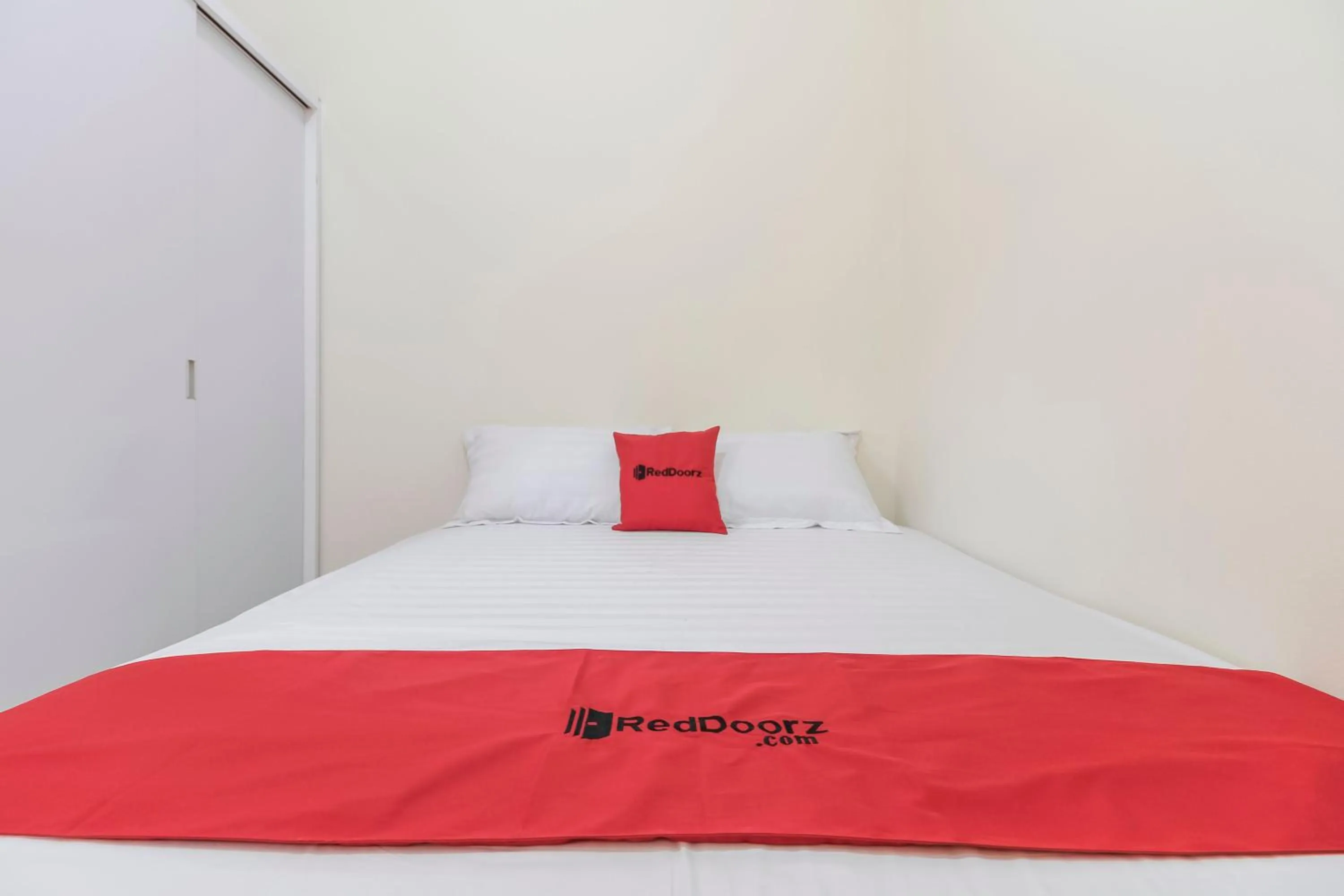Bedroom, Bed in RedDoorz @ Tanjung Duren