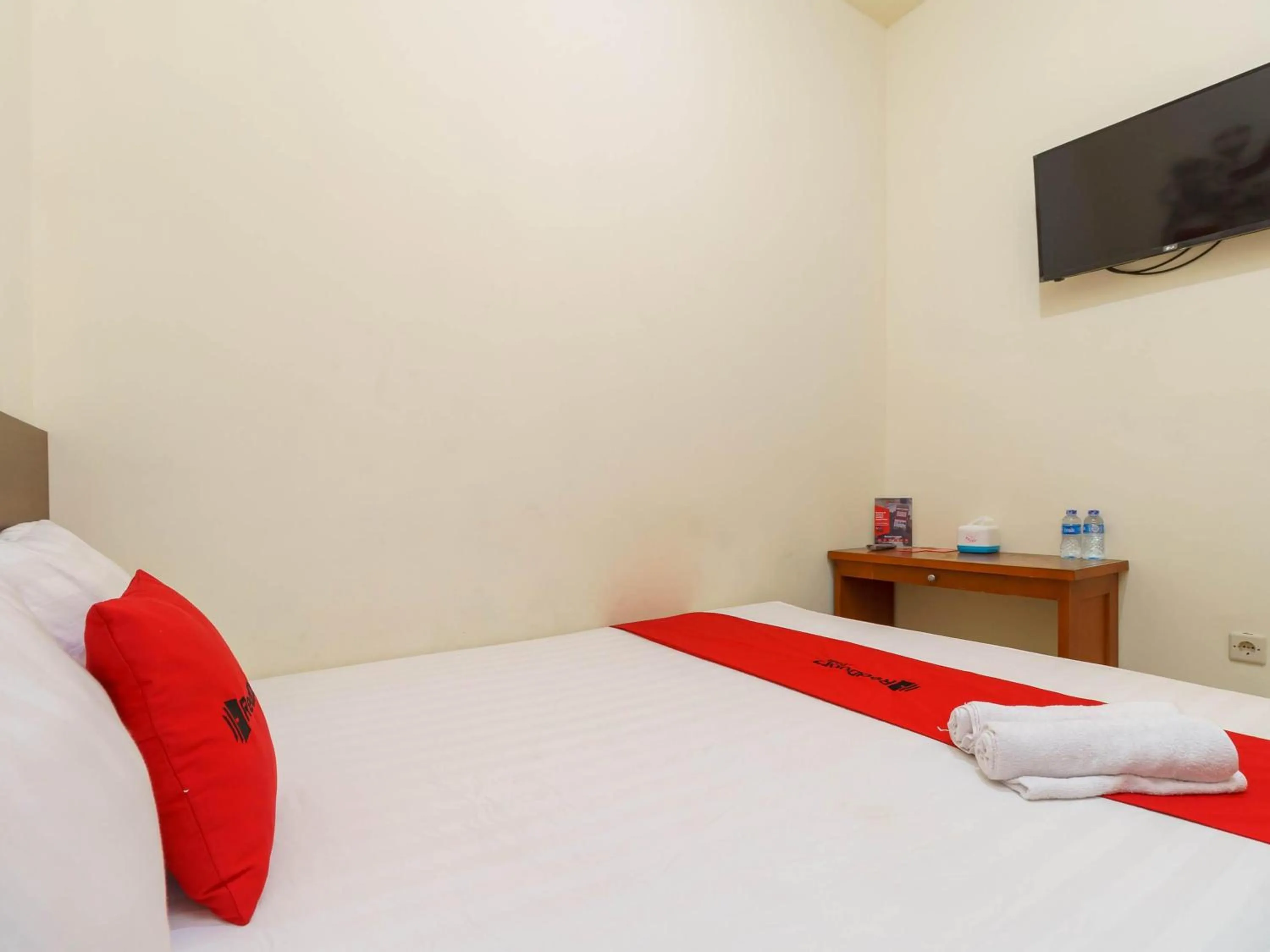 Bedroom, Bed in RedDoorz @ Tanjung Duren