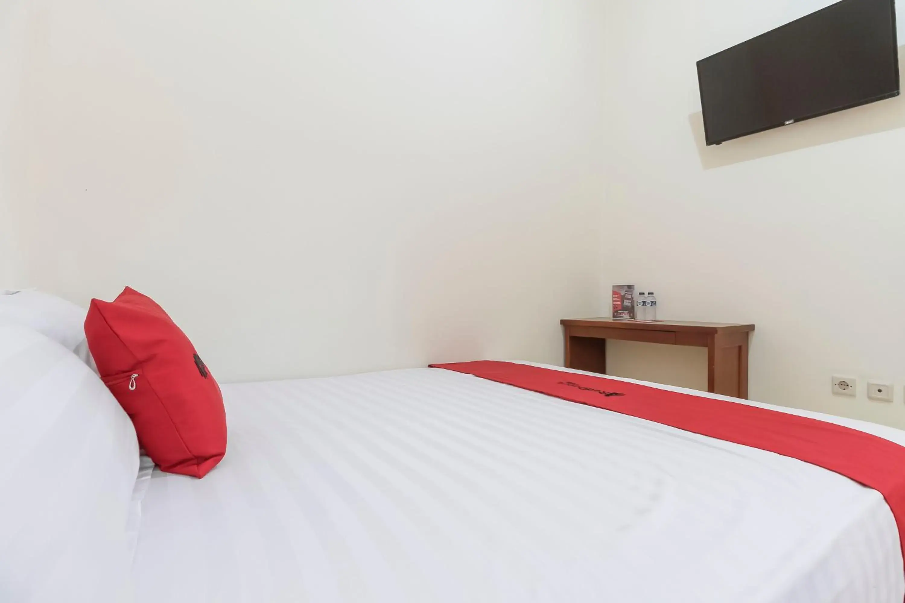 Double Room in RedDoorz @ Tanjung Duren Double Room in RedDoorz @ Tanjung Duren